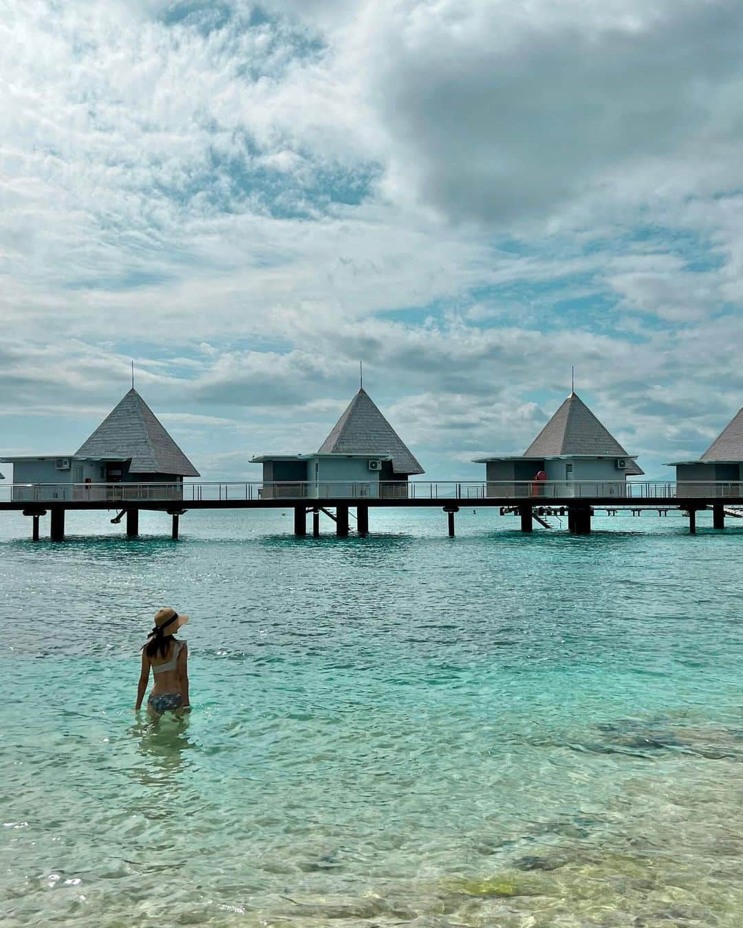 Remiさんのインスタグラム写真 - (RemiInstagram)「Island of heaven🌺🐠🏝️🐢 ウミガメさんに出会えた🥹✨ これは見るだけだともったいないと、普段海に入らない私も吸い込まれるように入ってました😇☁️  ------------ 📍 #Maitre #newcaledonia  🏝️ #DoubleTreeNumea  #ダブルツリーbyヒルトンヌーメアイロメトルリゾート 🗓 2023.9.22  #ニューカレドニア #メトル島 #ヌメア #ダブルツリーbyヒルトン #ダブルツリーヌメア #メトル島 #水上コテージ #水上バンガロー #1島1リゾート  #子連れ世界一周 #世界一周 #DoubleTreebyHilton #doubletreebyhiltonnoumeaîlotmaître #Maitre #beachresort #waterbungalow #nouméa #noumeanewcaledonia #worldroundtravel #remi_world2023 #lovetabi #lovetabimama」9月24日 9時40分 - remi_912