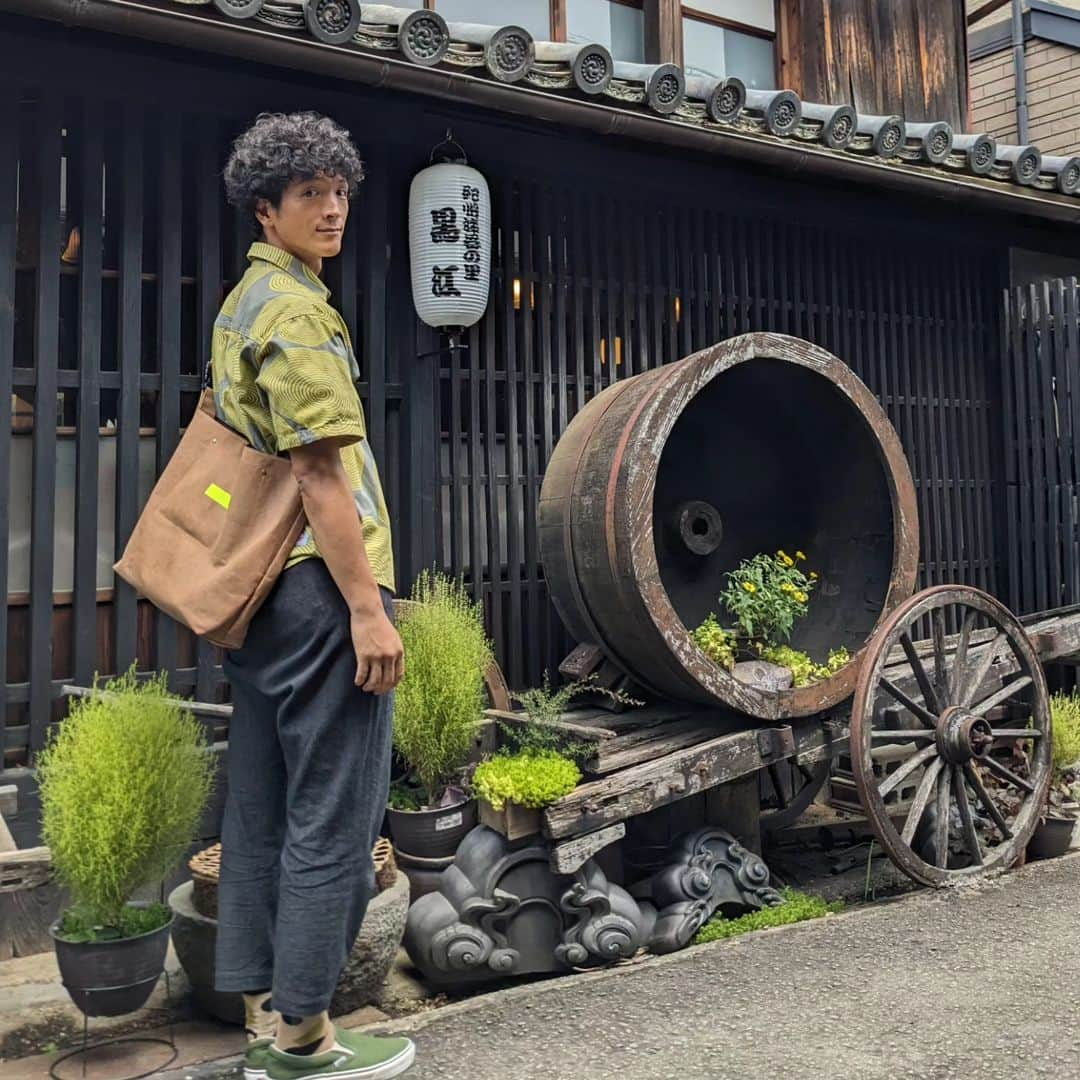 渡部豪太のインスタグラム：「[ふるカフェ放送後 記和歌山県・海南市黒江] 昔の町並みが色濃く残る路地、 歩くだけで旅情を感じます。  昔の漆器の作業小屋のカフェで コーヒーを飲みながらふと、 「ここで沢山の漆器が生み出されたんだな」そう思うと感慨深いものがありました。  カフェの並びにある漆器屋さんで 手に入れたタンバリン。 黒江では唯一国産のタンバリンが作られているらしいです、しかもこれは漆仕上げ👀 残響が心地よい🤤  #ふるカフェ系ハルさんの休日 #古民家カフェ  #和歌山 #和歌山漆器 #タンバリン」