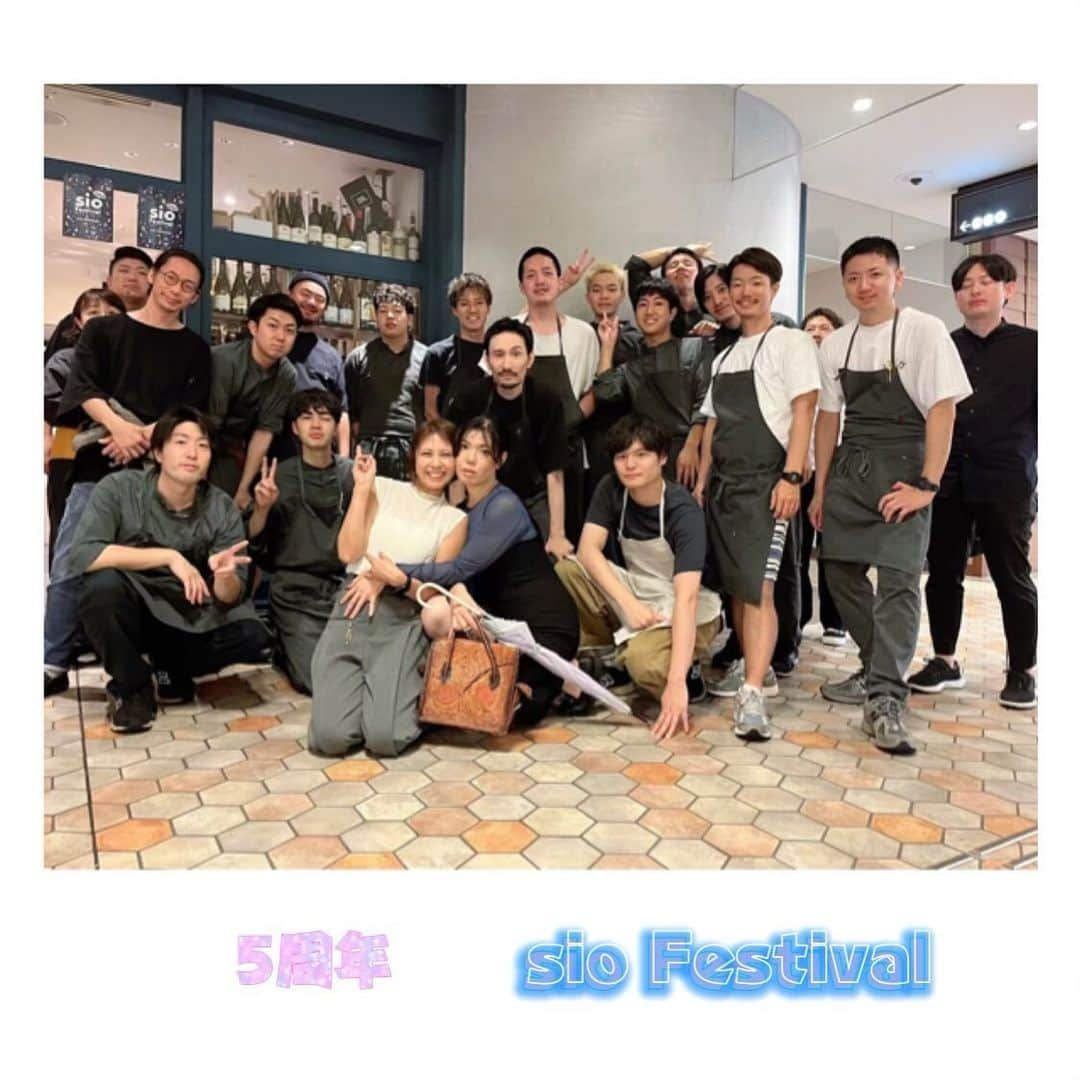 川野友美さんのインスタグラム写真 - (川野友美Instagram)「5周年✨sio Festival❤️ ⁡ ⁡ 全店のお料理が、店長やマネージャーが一堂に会した5周年パーティ✨ 楽し過ぎた！美味し過ぎた！ ほんっとに最高の時間でした😊 ⁡ ⁡ o/sioでやったことで、 私も遊びに行けたしみんなが挨拶にも来てくれて嬉しかったなー。 キッチンのみんな、スタッフのみんながとっても頑張ってたの見てたから、 無事終わって本当にお疲れ様でした☺️ ⁡ ⁡ 楽しい時間をありがとうございました✨ ⁡ ⁡ ⁡ ⁡ #今日のコーデ #ootd #今日のコーディネート #39grammer #インスタグラマー  #公式サンキュグラマー #男の子ママ  #二児ママ  #2人育児  #兄弟  #model  #プチプラ #オシャレさんと繋がりたい  #写真好きな人と繋がりたい  #料理好きな人とつながりたい  #犬好きと繋がりたい #撮影依頼募集 #フリーモデル #撮影モデル #ママモデル #サロンモデル #sio #5周年 #イベント #shooting #japan #world」9月24日 9時42分 - mamatomochi