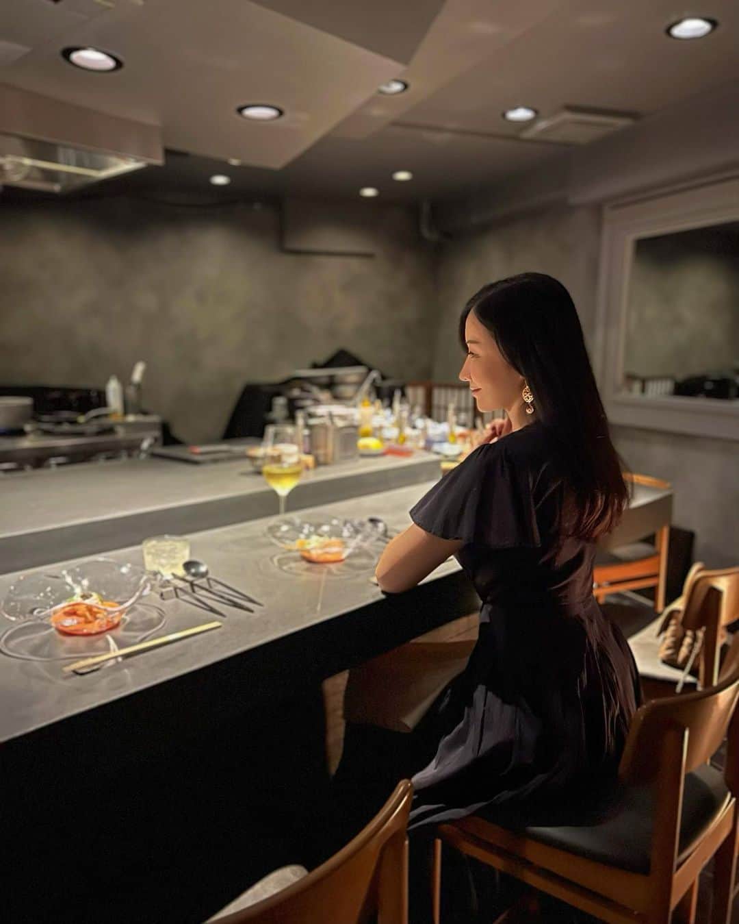 高倉絵理さんのインスタグラム写真 - (高倉絵理Instagram)「完全会員制・住所非公開！ 至高の"香り"を味わい尽くす六本木のイノベーティブレストランへ。   @shikibu.tokyo   “極み出汁ペアリング”という未知を体験。 今回のテーマは「香り」に特化し まるで香水を調合するような至高の”香り”のフルコース。 季節の食材を使い和食とフレンチを融合させたイノベーティブなお料理です。  店内はグレーを基調とし、高級感と上質さが調和された大人の隠れ家的空間。 完成されるお料理を目の前で見る事ができるのも楽しみの一つ。  【極み出汁ペアリング8皿コース】 1)甘海老と梨の取り合わせ 　ブラータチーズとミント 　西瓜とトマトのお出汁 2)鮑の柔らか煮 　唐墨のリゾーニ 　ポルチーニのお出汁 3)鱧の湯引きと帆立のミキュイ 　無花果と胡瓜のソース 　梅のお出汁 4)鰻パイ 　リコッタチーズと山葵 　乾酪出汁 5)雲丹と蟹の和出汁のビスク 　赤身肉と共に 　がごめのお出汁 6)島根県産黒毛和牛イチボのステーキ 　牛尾出汁 7)浅利と茸の土鍋ご飯 　赤だし 8)生わらび餅 　玉露  特に好みだったのは“鰻パイ” サクサクのパイの中にはふわふわの鰻。 チーズと山椒の組み合わせが最高！  お料理に合わせたワインや日本酒のペアリングもあり、出汁にもお料理にもペアリングにも全てに感動のディナーでした！  こちらは完全会員制ですが MAKUAKEで第2次会員権の販売がスタート！ 気になる方は @shikibu.tokyo からぜひチェックしてみてください！  📍 識梵 SHIKIBU 東京都港区六本木某所  @shikibu.tokyo   #PR #識梵 #SHIKIBU #出汁ペアリング #フードペアリング #東京グルメ #六本木グルメ #住所非公開 #会員制 #会員制レストラン #隠れ家レストラン #makuakeプロジェクト #イノベーティブフュージョン #ペアリングコース」9月24日 9時46分 - eri_t28