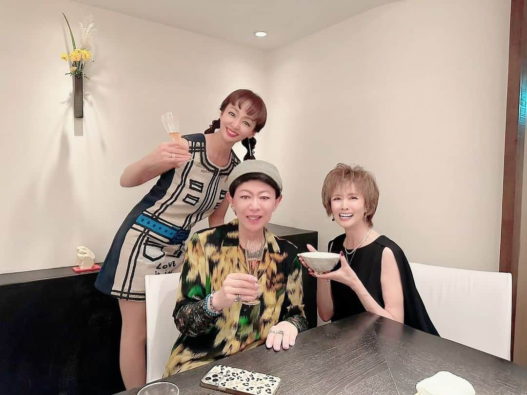 小柳ルミ子のインスタグラム：「やっと実現しました😆❣️ 美川さんとうのちゃんとのガールズトーク🥰💕  6年先輩の美川さんとは デビュー当時から お仕事で良くご一緒しました🎤  共通の友人が多い事から プライベートでも良くお会いしました🥰💕  華やかだった頃の芸能界の話… あの話 この話 沢山　沢山😆❣️  すっごく楽しかったです🩷  「私もしぶといけど ルミ子ちゃんもしぶといわね👍」と美川さん😆  美川さんから【しぶとい認定】を頂きました💮⭕️💯  季節の変わり目 秋の食材を使った素晴らしい和食… 美川さんにご馳走になっちゃいました〜🥰🙏  美川さんもうのちゃんもシャンパン🥂私は飲めないのでお茶🍵 うのちゃんはこの日も可愛い酔っ払いチャン🤣❣️  美川さん ご馳走様でした🥰🙏 又ガールズトークお願いしまーす🥰❣️  ⠀  #美川憲一 さん⠀ #神田うの さん⠀ #歌手 ⠀ #先輩 ⠀ #仲良し ⠀ #芸能界 ⠀ #ガールズトーク ⠀ #和食 ⠀ #橘 ⠀ #美味しい ⠀ #旬の食材 ⠀ #楽しかった ⠀ #大好き ⠀ #シャンパン ⠀ #うのちゃん酔っ払い ⠀ #ご馳走様でした ⠀ #又お会いできる日を楽しみに ⠀ #アンコキーヌ ⠀ #藤島彩子 さん」