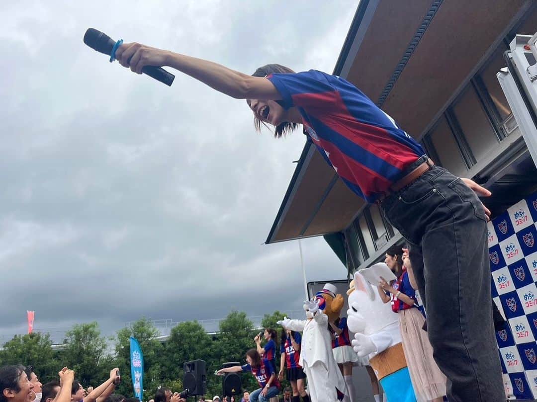 酒井瞳さんのインスタグラム写真 - (酒井瞳Instagram)「メンバーと久しぶりのライブ🎤  FC東京のサポーターのみなさんが大切に歌い続けてくれている  サマーライオン🦁  アイドリング!!!の盛り上がりソングから  FC東京の応援ソングになって  愛され続けてる曲🌈  メンバーとも久しぶりにわーわー言いながら過ごして  ライブではみんなと一緒に騒いで  本当に楽しい時間だった...！  みなさんありがとうございました😆  #FC東京 #fctokyo #サッカー #⚽️ #アイドリング」9月24日 9時49分 - s.sakaihitomi