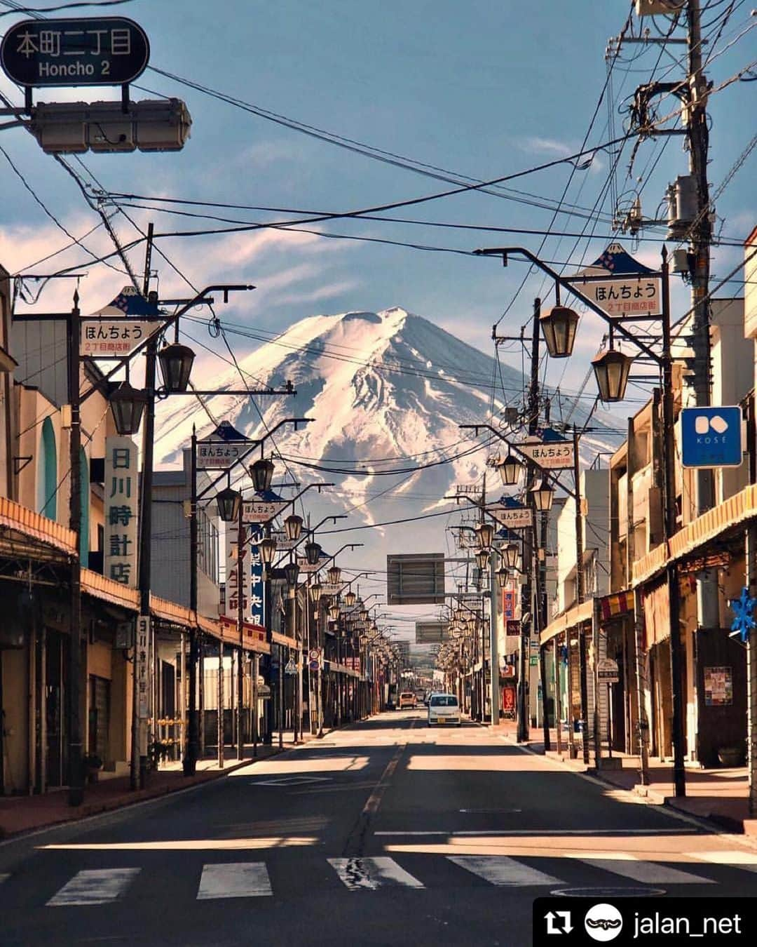 清川あさみのインスタグラム：「様々な国や場所を展覧会をきっかけに知る風景や物語が色々ある✍🏻  以前アブダビでの展示ではそこで有名なお話千夜一夜物語に刺繍ドローイングしました。（#わたしたちのおはなし　シリーズ） 今はそこに作品が所属されてます。  次回はここ富士で11月にこの場所で開かれる富士の芸術祭にご縁あり、少し参加します。 私はまだこの商店街富士に視察では出会えませんでしたが、普段はこんなふうに見えるそうです✨美。  布や糸というジャンルを飛び越え、空間として物語を作品化できる事楽しみにしています。  FUJI TEXTILE WEEK/11月23日~12月17日  プロデュースは元森美術館館長の南條史生氏。FUJI TEXTILE WEEKは、1000年以上続く織物の産地でもある山梨県富士吉田市の産業の歴史を根底に、伝統産業および地域活性を目的として2021年よりスタートした、テキスタイルと芸術が融合する国内唯一の布の芸術祭,  🔹2023年 テーマ 「BACK TO THREAD / 糸への回帰」  詳しくはこちら。 @fujitextileweek  @n_and_a_art   #Repost @jalan_net with @use.repost ・・・ " 【 #本町通り 】 レトロな昭和の町並みと富士山🗻 商店街の無効に、くっきりとした富士山。 ━━━━━━━━━━━━━━━ 📍 本町通り 住所 / 山梨県富士吉田市下吉田１　本町２丁目交差点 📷 photo by  @koichi1717 ━━━━━━━━━━━━━━━ このお写真リポストしました🔍  #thisisjapan  #art #地方創生 #富士テキスタイルウィーク #わたしたちのおはなし #asamikiyokawa」