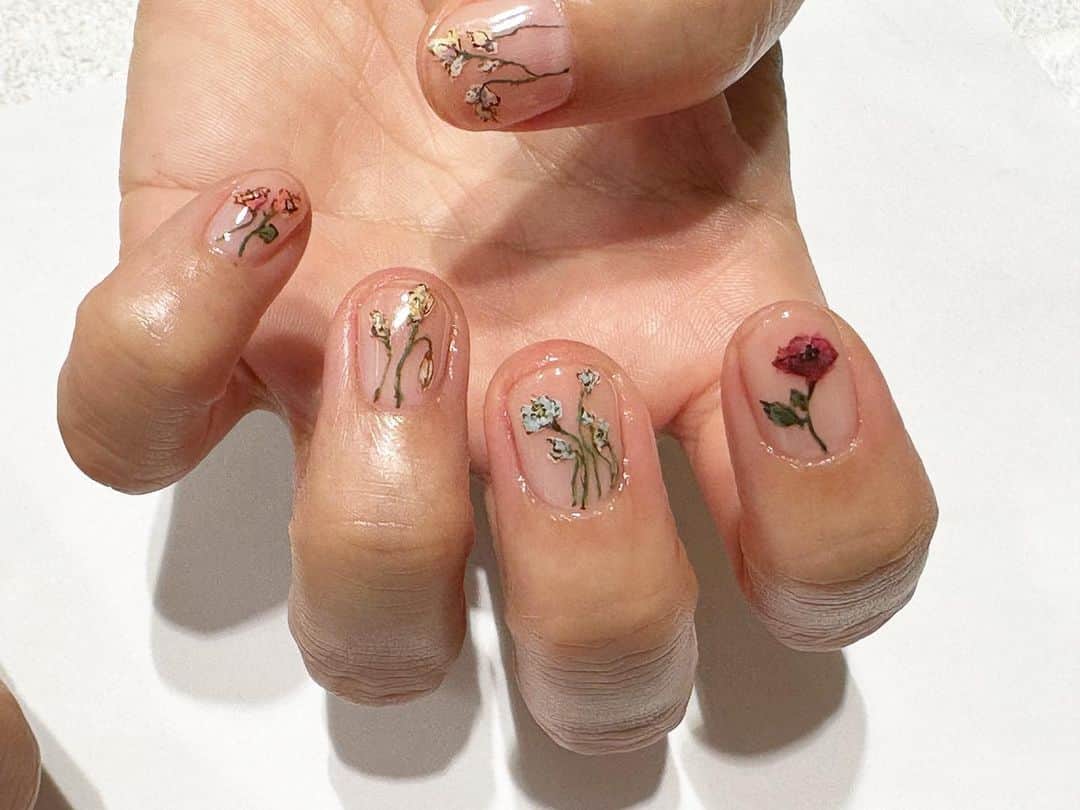 関根祥子のインスタグラム：「秋花爪  いきなり涼しい〜🥺  #mojonail #nail #nails」