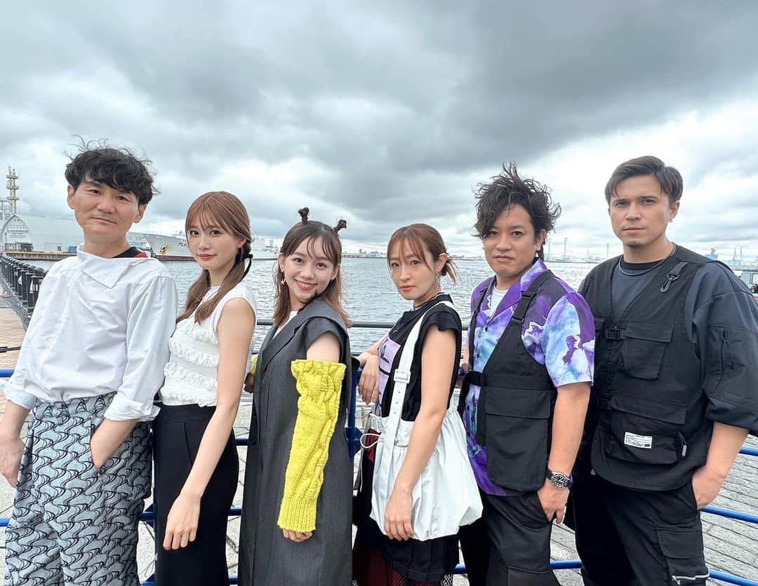 のインスタグラム：「#augustacamp2023  ありがとうございました！ 音楽って最高だぜ❤️‍🔥 幸せだぜ🥹って思えるそんなイベントでした。  スキマスイッチさん、 AUGUSTACAMP2023の 皆様✨ まだ結成4ヶ月ほどの ヒルナンデスバンドを 選んでいただき感謝しかありません。 我々ヒルナンデスバンドは、 ソロ活動が非常に忙しく バンドとしての練習時間が あまり取れない中でした が今回はそれぞれ個々の練習をたくさんしました！ 未熟な部分もたくさんありましたが、、 #AUGUSTACAMP2023の お客様が皆さん温かく てとても幸せでした🩷 ありがとうございました。  バンドメンバーと横浜で アー写〔アーティスト写真〕 を撮影しました。 5枚目の写真はうちの 天才ギタリスト松陰寺先生がいません。天才ギタリストは そう簡単に集合場所には来てくれないものなのです。  6枚目はうちの天才ギタリストが慌てて集合場所に来た時の写真です🤣🤣笑。   南原清隆（Gt）、大沢あかね（Dr）、木村昴（Vo）、生見愛瑠（Ba）、松陰寺太勇（Gt）、浦野モモアナウンサー（Key） しゅうぺい（Ms） （Msは前説です）  #ヒルナンデスバンド  #augustacamp2023」