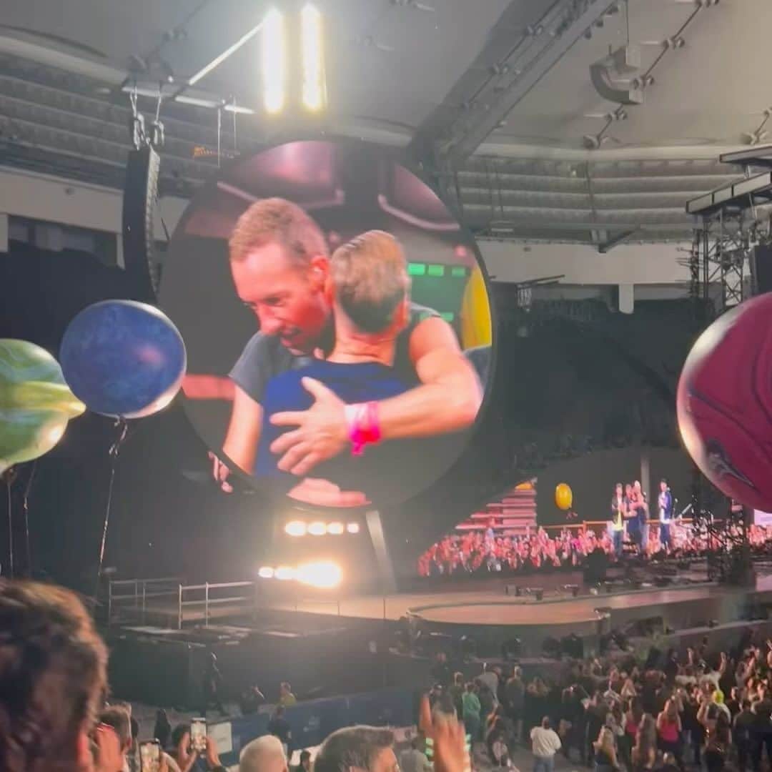 ブライアン・アダムスのインスタグラム：「Hello my hometown! Last night playing an impromptu song with @coldplay, great vibes. Cheers to Chris and the band for having me. #coldplay #everythingidoidoitforyou」
