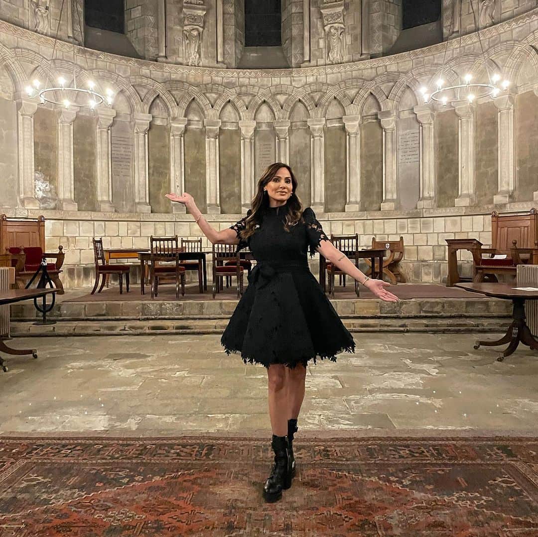 ナタリー・インブルーリアのインスタグラム：「Thank you @durhamcathedral @latc_uk for a very special experience tonight! Thank you to everyone who came. We really enjoyed performing for you and sharing that amazing energy! 💜🙏🏽🕊️💙 #firebird #durhamcathedral   Styling @fredericalovellpank 🦋 Dress: @leolin_official  @sal_morgan  Shoes @givenchy」
