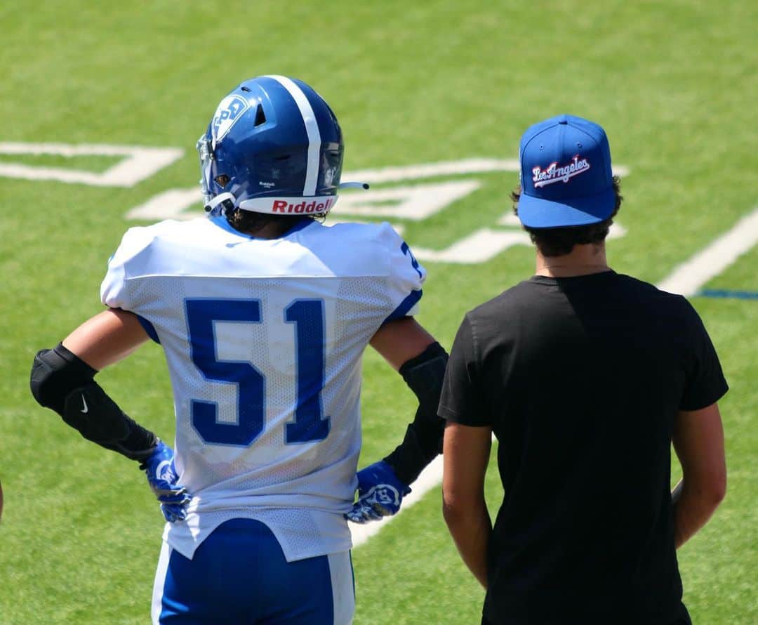 アナベス・ギッシュのインスタグラム：「Brothers. My 💙💙. While I have my ever-constant worries, fears, and complicated concerns about my sons playing football, I must say, there is a special bonding that happens with FB (all sports, I'm sure) and uniforming up to be on a team, coaching each other (as brothers and teammates) through lovely wins and not-so-pretty losses. I'm proud to watch these guys learn and grow together, building character and creating those Friday Night Lights memories. @donutshoppeproductions」
