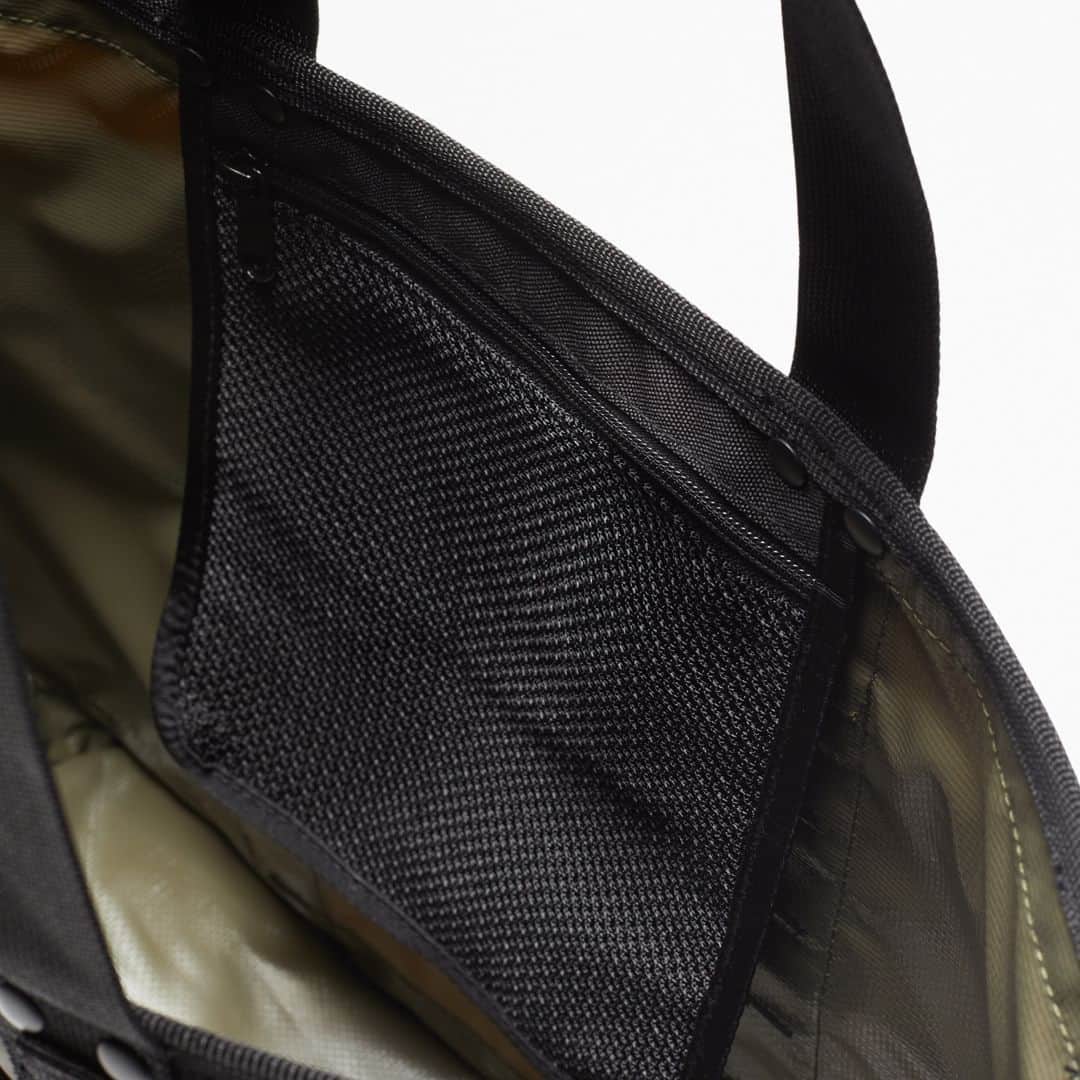UNDFTDさんのインスタグラム写真 - (UNDFTDInstagram)「A detailed look into UNDEFEATED FALL 23 - Drop 4  Drop 4 concludes with the UNDEFEATED All Day Tote and Duffle Bag. Both bags are crafted from a coated PVC and are available in Black and Olive. The All Day Tote features external daisy chains, adjustable straps, an interior zip mesh pocket and a screen printed ‘5-strike’ icon on one side. The Duffle Bag is made with a padded laptop compartment, space mesh adjustable straps and features screen printed and embroidered UNDEFEATED branding throughout.  Available now, exclusively at all UNDEFEATED Chapter Stores and Undefeated.com」9月24日 10時00分 - undefeatedinc