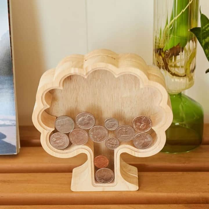 BEAMS ZAKKAのインスタグラム：「.  KIKKERLAND / Money Tree Bank ¥4,070 （税込）  溜まっていく様子を楽しめる、ツリー形の貯金箱。背面側はネジで取り外しができるので、繰り返し使用することができます。アイコンのようなデザインながら、木のあたたかさを感じられるナチュラル雰囲気が特徴。シンプルなお部屋にはもちろん、雑多なアイテムと合わせてレイアウトするのも良いですね。お子さまへのギフトとしてもオススメな、マネーツリーバンクです。  #BEAMS #ビームス #bPrBEAMS #kikkerland」