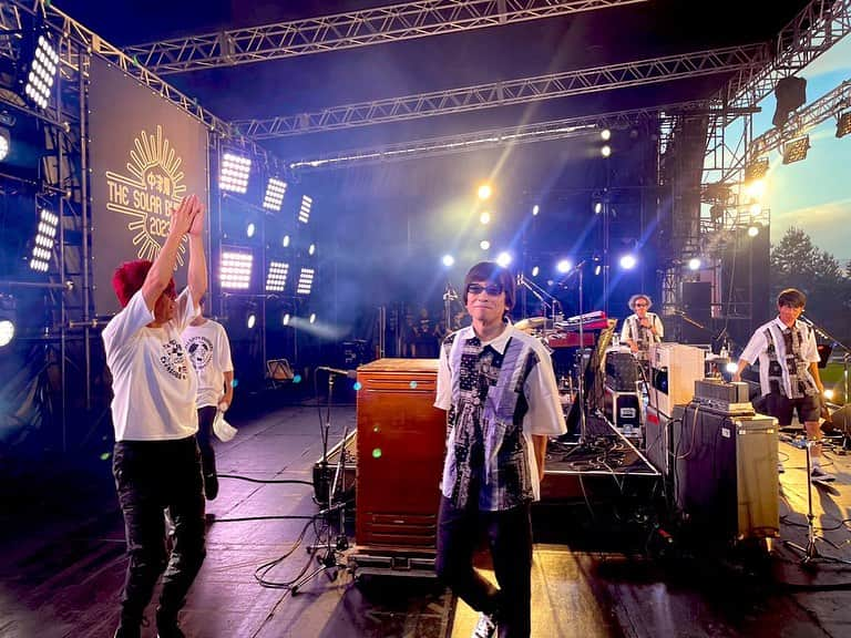 奥田民生さんのインスタグラム写真 - (奥田民生Instagram)「中津川 THE SOLAR BUDOKAN 2023 1日目、#地球三兄弟 🌏 ありがとうございました🎶 久々のバンドでのライブ🎵 夕陽がキレイでした☀️  本日のSolar Sessionもよろしくお願いします☀️」9月24日 10時10分 - rcmr_official