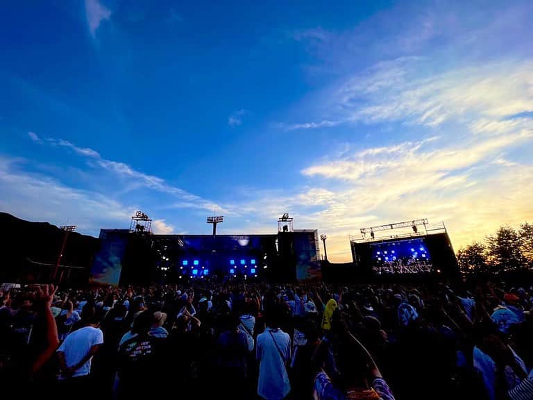 奥田民生のインスタグラム：「中津川 THE SOLAR BUDOKAN 2023 1日目、#地球三兄弟 🌏 ありがとうございました🎶 久々のバンドでのライブ🎵 夕陽がキレイでした☀️  本日のSolar Sessionもよろしくお願いします☀️」