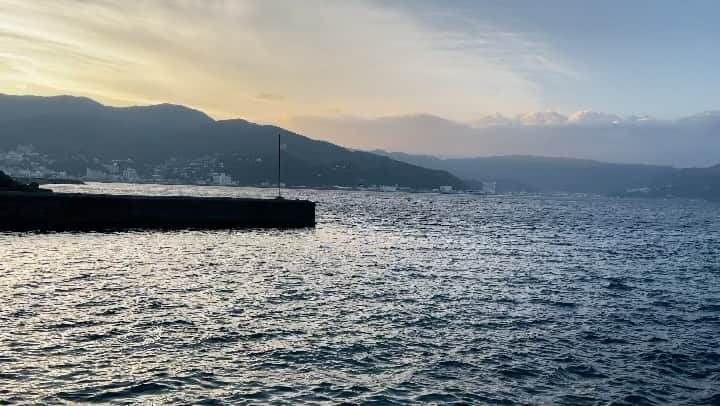 のインスタグラム：「最近のお気に入りスポット。地元の人はすべり浜って呼んでるらしい。  #伊東市 #伊東の暮らし #伊東のいいとこ #わたしといとうと #海 #海のある生活  #ito #izu #sea #sealife #japanview」