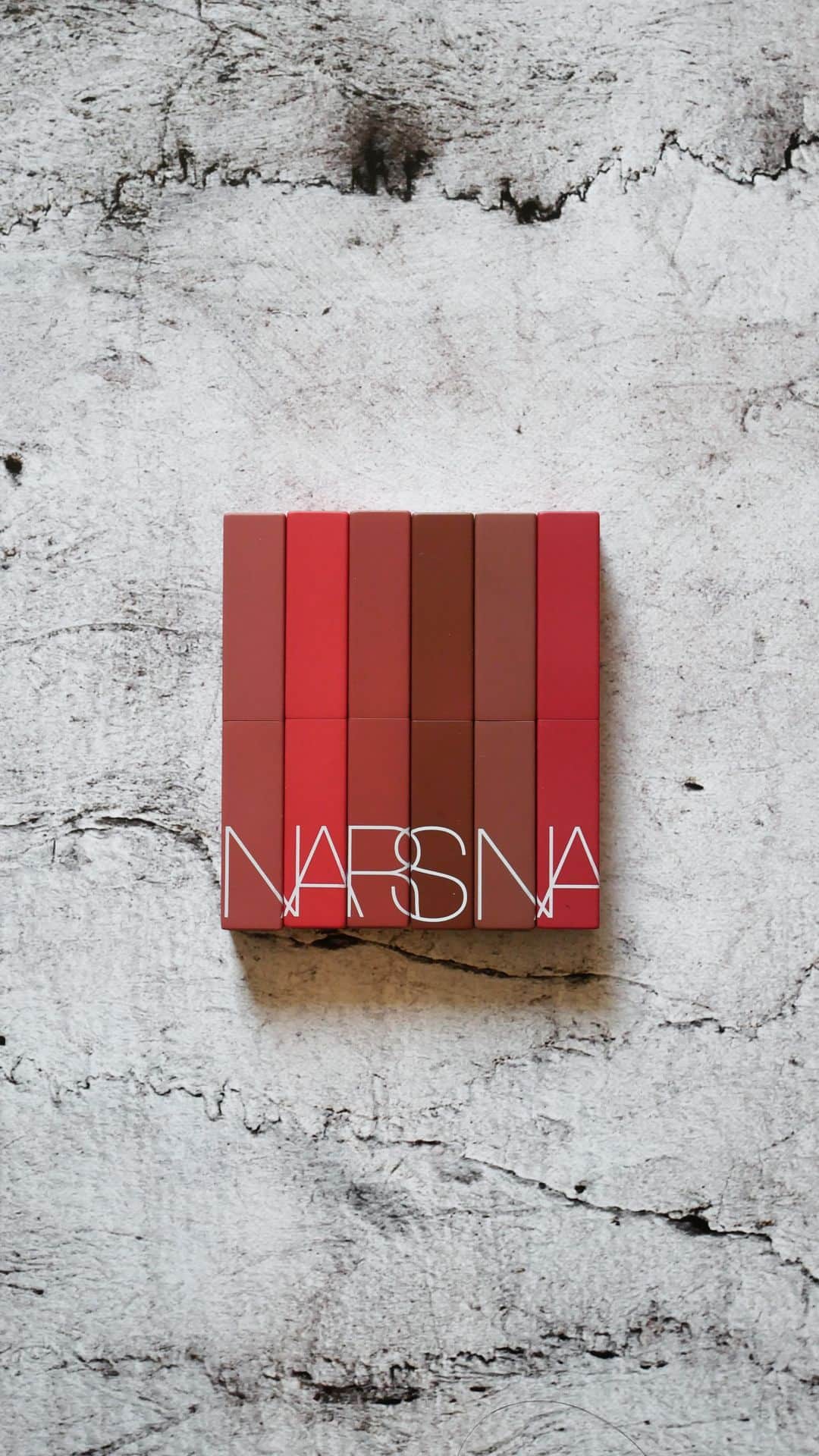エリーのインスタグラム：「@narscosmeticsjapan  #パワーマットリップスティック  6色塗り比べしてます🫶🏻  公式オンラインにて クーポンコード ERINARS 入力 5500円以上でチャームプレゼント🎁  9/27 9:59 までの予約期間中は 送料無料になります！  パワーマットリップスティック購入時に SKPM23 クーポンコード入力で オリジナルポーチプレゼント  などもやってるみたいです〜！  #nars #narscosmetics #pr」
