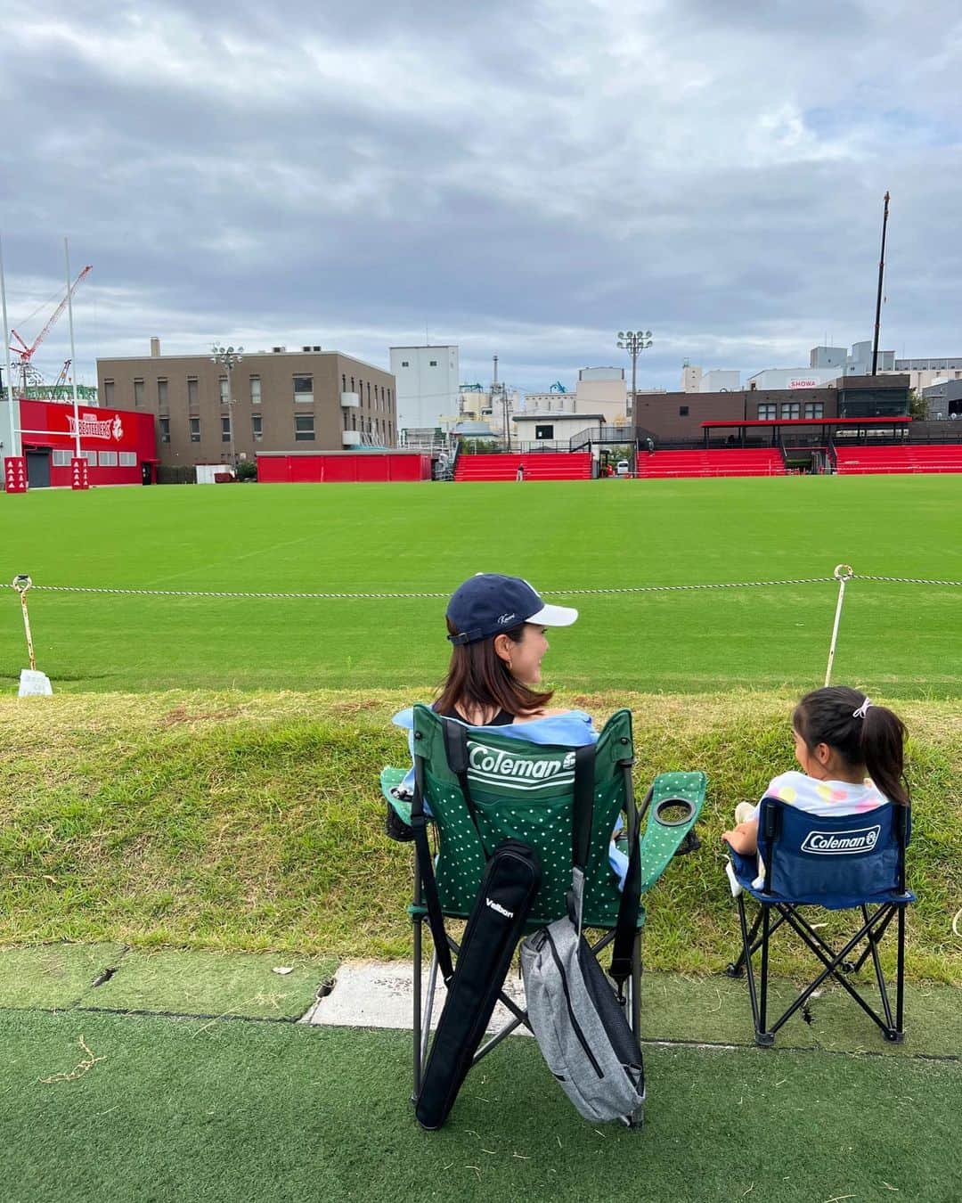 林香里のインスタグラム：「・ ・ 週末はラグビーに始まりラグビーに終わる👦🏾👧🏾🏉🚩 この日も娘と、にぃにの試合の応援でした📣 県大会までは、そんな忙しくも楽しい週末になりそう🍃 (たまには目覚ましかけずに、ゆっくり寝たいけどねw🥱😪🤪)  #rugby#weekend#family」