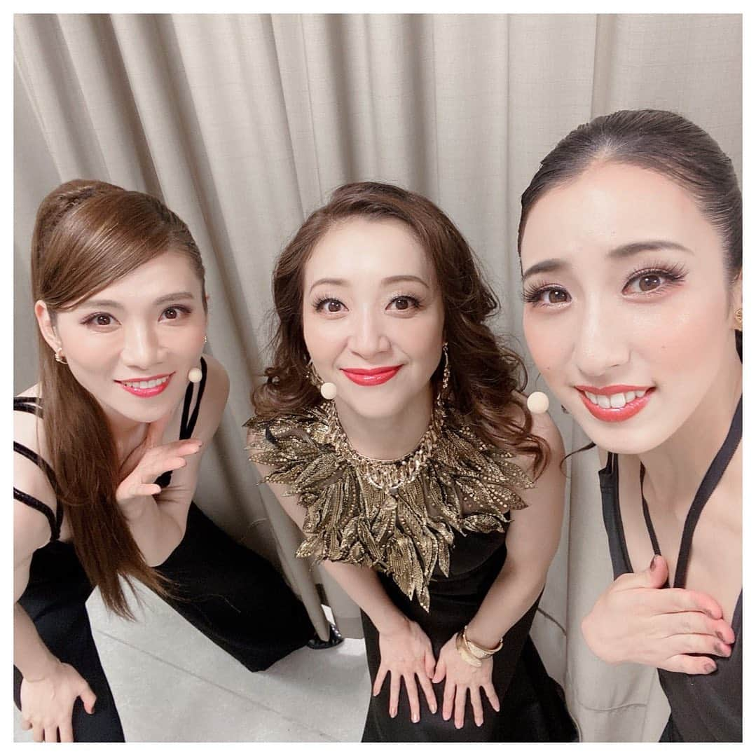 天寿光希のインスタグラム：「#ズージャズカ  東京公演も本日千秋楽です♪ お客様のあたたかい拍手と笑顔に包まれて 多幸感いっぱいで舞台に立たせていただいております♡ ありがとうございます＾＾  琴線に触れて心が震えるサウンドに心も身体も委ねて その瞬間目にする光景を大切に受け取りながら 今日も行ってきまーす❕  #宝塚ファン歴 #30年 #夢の先に夢がある  #共演  #彩乃かなみ さん #晴音アキ  ちゃん #天寿光希」