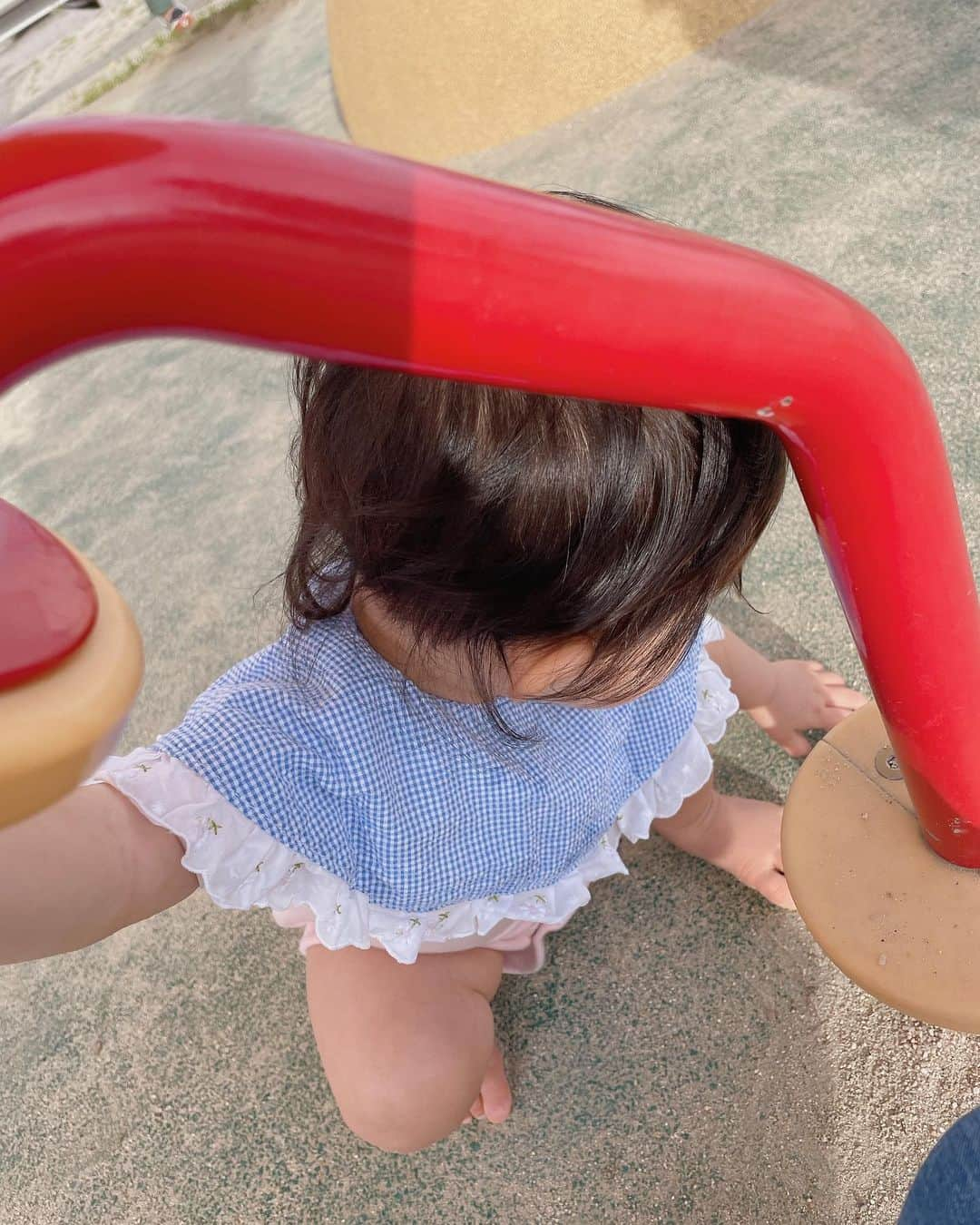 杉岡沙絵子のインスタグラム：「☀️🛝⛲️ 　 　 我が家の 水遊びのスペシャリストと 違いのわかる砂ソムリエを連れての公園 　 二児以上のママ達は公園で どうやって複数の子ども達を 監視されているのでしょうか、、🫠 　 　 ・ ・ #隙あらば砂食べるｴｹﾁｪﾝ#石もね #筋肉あめ取りゲーム状態 #いつもは着替えタオル常備なのに #ない時に限ってずぶ濡れになるの#なぁぜなぁぜ #ずぶ濡れになって悲壮感出すのやめい #なんか誤解される笑 #公園#帰省中#大竹公園」