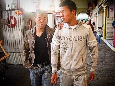 のインスタグラム：「俺はJBC裁判の対応をしつつ、ボクシング外の仕事にも追われ、現役の和毅を第一に考えてあげれなかった。結果、二人には深い溝ができて、和毅はジムを設立し独自の道を歩むことに。その後、俺は3150FIGHTを立ち上げ、キャリア終盤は競技に集中して欲しいと和毅と話をして再び亀田家は一つになった。  @tomokikameda  #3150fight vol.7 #拳闘士はゲンコツで語る 10月7日 大田区総合体育館 ABEMA全試合無料生中継」