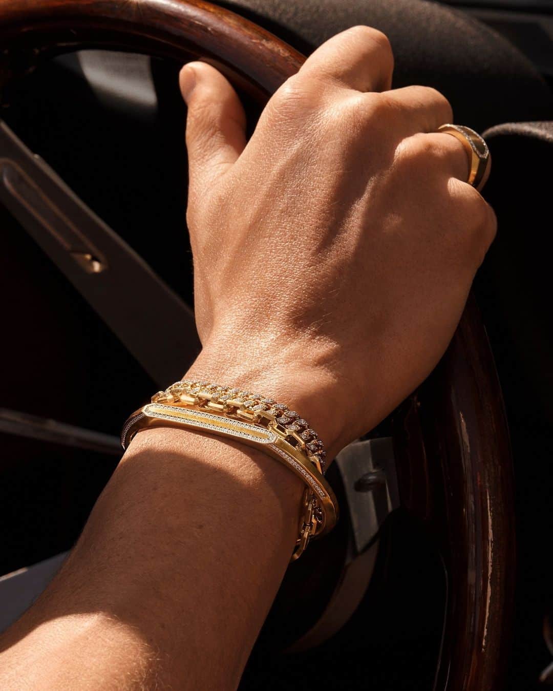 のインスタグラム：「The art of stacking. Varied textures in Streamline and pavé Curb Chain bracelets create eye-catching shine.   #DavidYurman #DYStreamline #DYCurbChain」