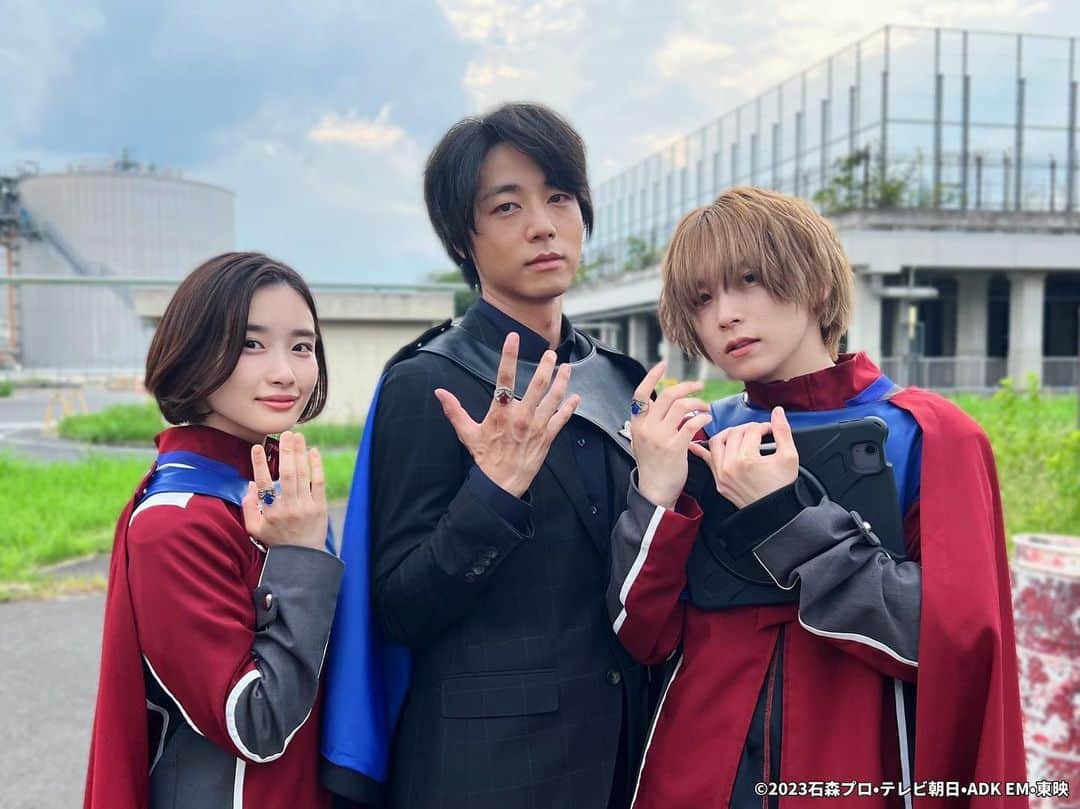 安部乙のインスタグラム：「仮面ライダーガッチャード 第４話ありがとうございました☺️ 次回は第5話！！ 次はプロレス回🥊！ オフショット🌟 湊先生と錆丸と📷」