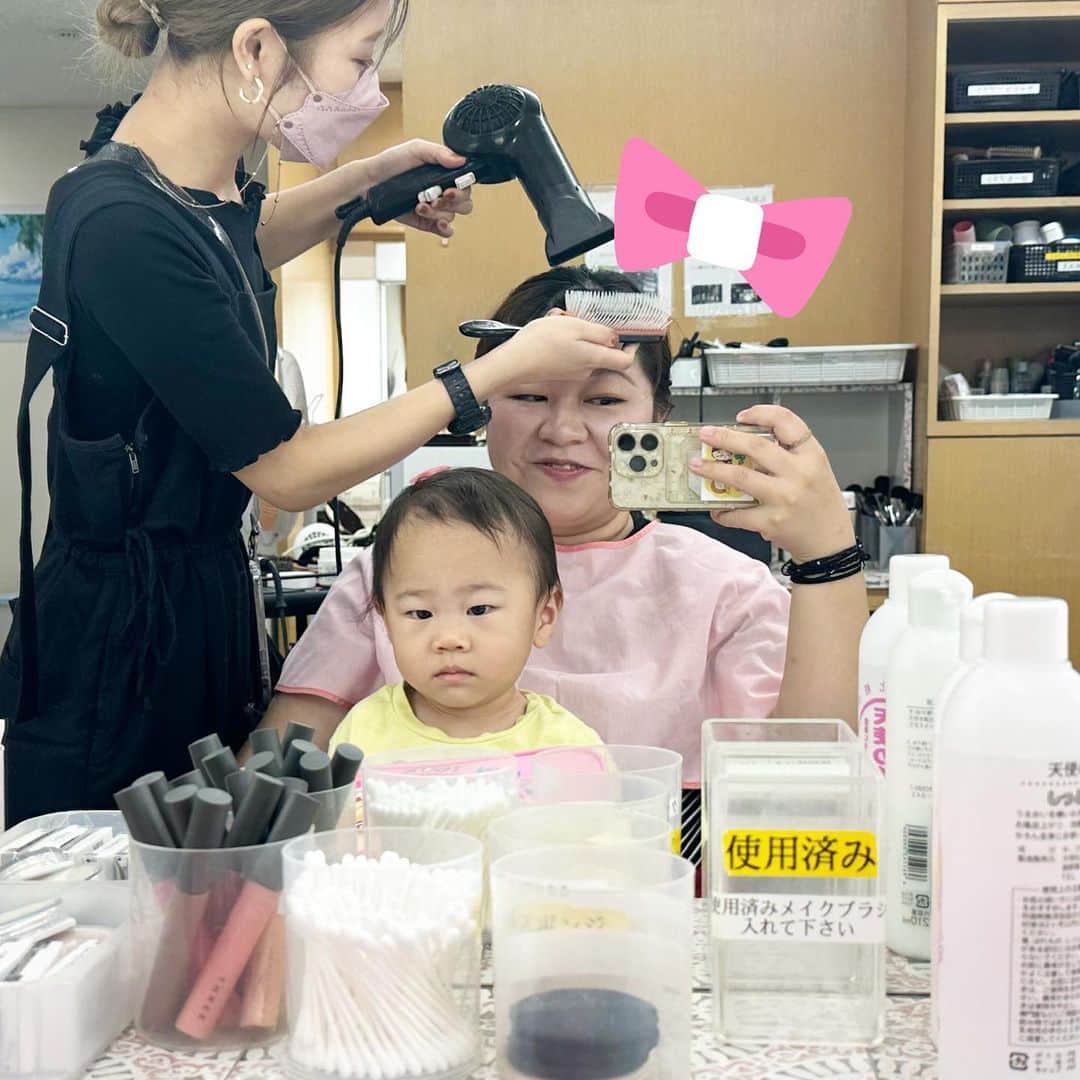 やしろ優のインスタグラム：「母ちゃんの仕事場。  メイク中はいつも マネージャーさんと 楽屋で待ってくれているけど  たまには母ちゃんの お膝がいい時があるらしいw  そんな時は 母ちゃんのお膝でじっと 待っててくれます。  ドライヤーの風がたまに  あたるらしいw  #やさ丸 #1歳8ヶ月」
