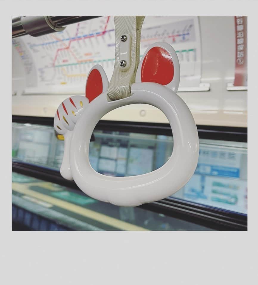 かせきさいだぁのインスタグラム：「世田谷線ネコ電の吊り革❤️ 昨日の4年ぶりのライブ…中森泰弘さんと2人で30分のミニライブでしたが、最高に楽しかったです〜コレからライブ沢山やろっと‼︎」