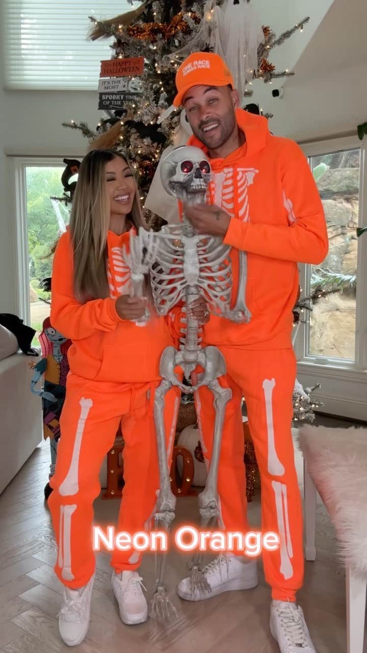 リアン Vのインスタグラム：「New colors in my @shoplianev Glow In The Dark Skeleton Sets! ✨💀」