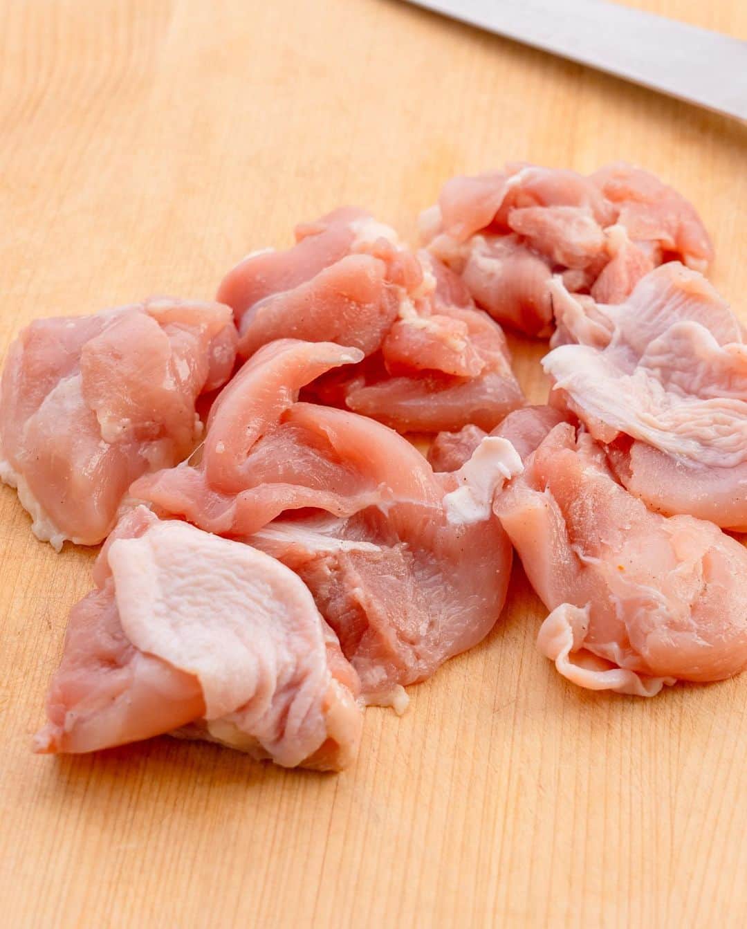 ぐっち夫婦さんのインスタグラム写真 - (ぐっち夫婦Instagram)「さっと作れるホイル焼きは毎日のごはんの味方！今日は鶏肉ときのこで！鶏肉はカットしてあるのを買ってくれば楽ちん。きのこはなんでもOKです^ ^  今日は「たっぷりきのこと鶏肉のホイル焼き」  鶏肉ときのこの旨味が合わさり シーズニングのアヒージョをさっとかけて焼くだけ。 秋のおいしさをぜひ＾＾  🙋‍♀️💬  今日も涼しい朝。いつも沐浴にしていたのですが、 初めて👶と一緒に朝シャワーしてみました。 ポカポカになって寝てくれるので 朝の時間が確保される。いいかも…！  今日も楽しい1日を〜✨✨  ☻☻ⒽⒺⓁⓁⓄ☻☻  たっぷりきのこと鶏肉のホイル焼き ⏰調理時間:20分 👥材料:2人分 ⭐️難易度:★☆☆  SPICE&HERBシーズニング アヒージョ　1袋 鶏もも肉　200g しめじ　1/2個（50g） えのき　1/2個（50g） エリンギ　1本（40g） ミニトマト　6個（70g） 塩　適量 S&Bホワイトペッパー（パウダー）　少々 オリーブオイル　大さじ1  レモン　1/4個（30g）  レシピはこちら🍳 @sbfoods.official  ***  きのこをたっぷり使って、 秋の味わいが楽しめる！ ジューシーな鶏もも肉と きのこの旨味、トマトの甘酸っぱさが マッチして絶妙なおいしさに＾＾ シーズニングを使って作るから、 味も簡単に決まります😋  アーカイブ🎦は YouTube 🔎週末スパイスごはん で検索！ 動画もチェックしてみてね🙋‍♂️  * ホイル焼きはほったらかしで 調理できて楽ちん！ ぜひやってみてくださいね＾＾  ぐっち夫婦の今日なにたべよう？🙋‍♂🙋‍♀  ☻☻ⒽⒺⓁⓁⓄ☻☻  📘好評発売中✨ 「いろいろつくってきたけど、やっぱりこの味」  🎦 YouTube 【ぐっち夫婦のふたりごはん】でも レシピ配信しています〜！ 遊びにきてね🙋‍♂️🙋‍♀️ @gucci_fuufu  💬 LINEでレシピ検索できます！ @gucci_fuufu にて  ️ #japanesefood #japanesefoods #レシピ #手作り料理 #簡単レシピ #ふたりごはん #ぐっち夫婦 #料理動画 #YouTube料理動画 #エスビー #pr #秋レシピ #チキン #鶏肉 #ホイル焼き #きのこ」9月24日 10時25分 - gucci_fuufu