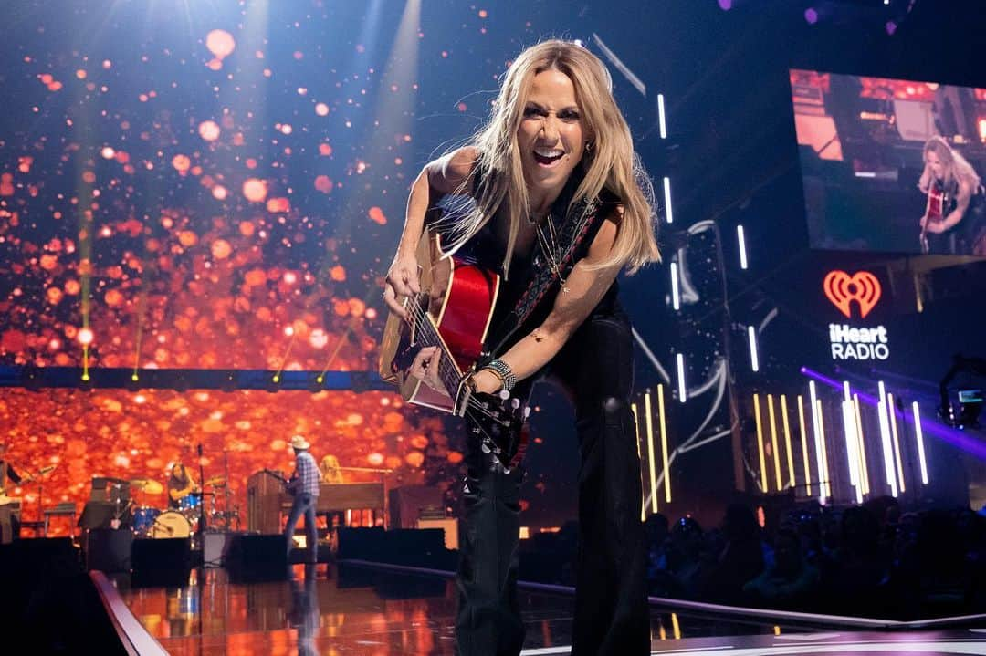 シェリル・クロウのインスタグラム：「Vegas you were AMAZING! Thank you, @iHeartRadio for the best weekend ever. Catch the best moments of the show on 10/10 streaming only on @Hulu. #iHeartFestival2023   📷: Brian Friedman」