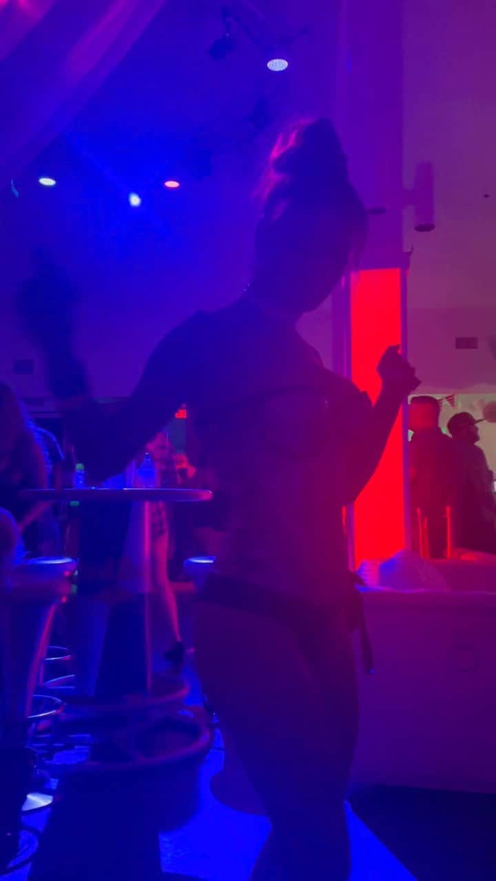 のインスタグラム：「It’s Saturday and the body knows it!! Dance, dance and dance some more that life is a gift and we need to celebrate it. Muaaaaa💋」