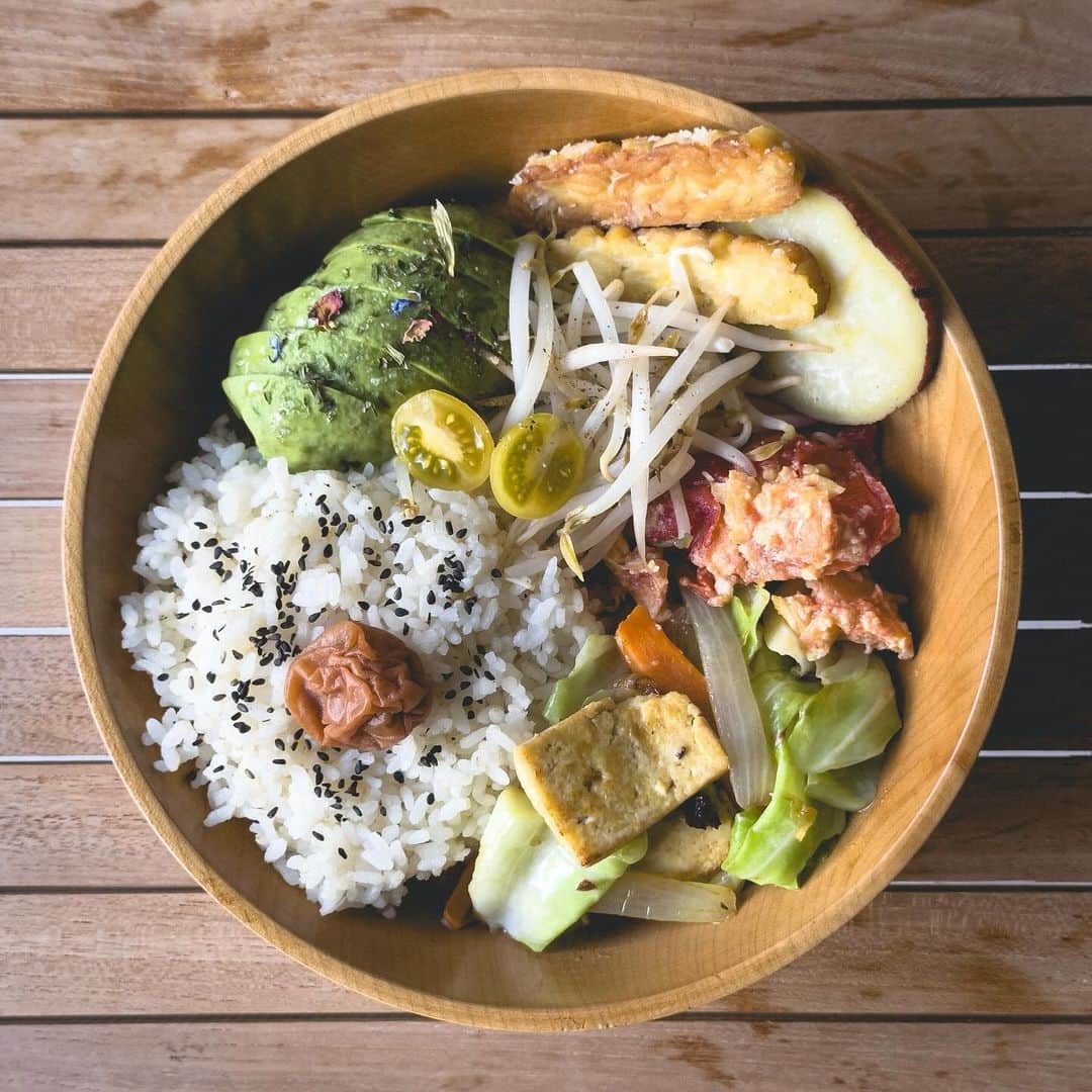 吉川ひなののインスタグラム：「今日食べた朝ご飯  朝ご飯を食べる前に、白湯を飲んで、ちょっとしてからデトックスand栄養補給パウダーを飲んで、鶏たちのことをしてから漢方のお茶を飲んで、息子とウォーキングに出掛けて、そして朝ご飯。  土曜日だとそんな風に朝が過ごせて幸せ♡  わたし、久しぶりにちょっと元気😀」
