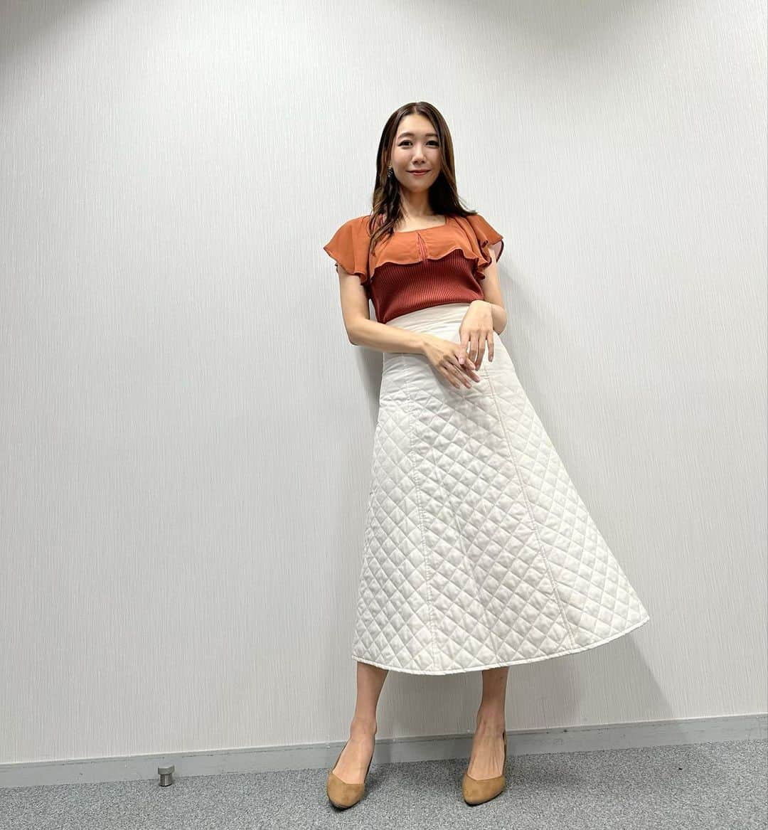 穂川果音さんのインスタグラム写真 - (穂川果音Instagram)「金曜アベプラ衣装👗  朝晩は長袖シャツとかあると安心だよーー🍂  skirt→ @nw_select  #天気　#天気コーデ　#気象予報士　#アベプラ　#秋晴れ日コーデ　#28度の日コーデ」9月24日 10時46分 - hokawakanonn