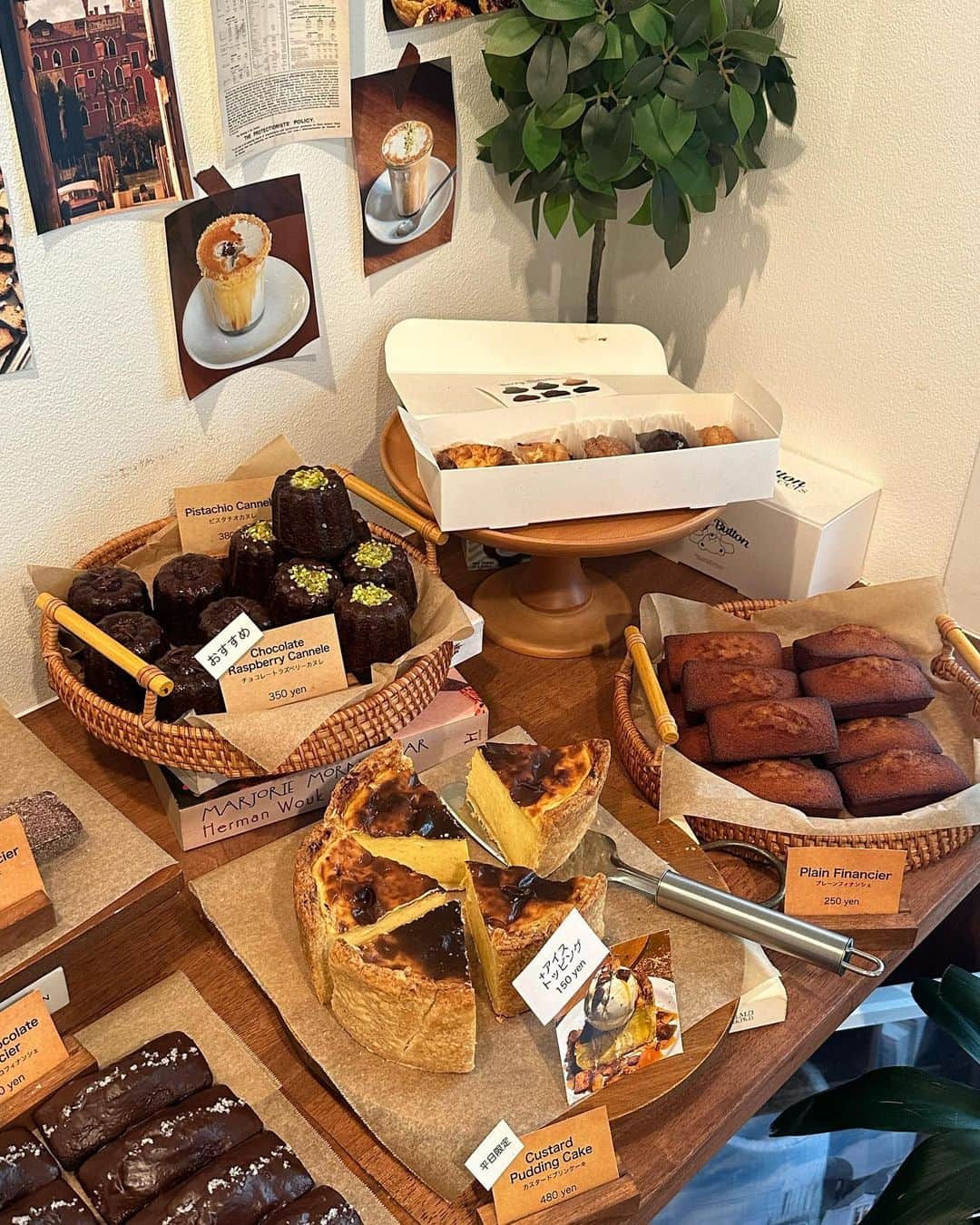 AYAさんのインスタグラム写真 - (AYAInstagram)「_ 京都で人気の焼き菓子屋さん @berry._.button   店内に入ると良い匂いがして それだけで幸せ空間🫧  お昼前に行ったらまだ種類もありました🍫 (土日とかは早めに売り切れるみたいです)  迷いに迷ったけどどれも外れなく 美味しかった〜 私的にはフィナンシェが推し！！  テイクアウト🥡も出来るので 手土産なんかにもオススメです✨  ここは何回でも行きたいなぁ🐻💛  エッグタルト　¥350 レモンマドレーヌ　¥350 ティラミスマドレーヌ　¥350 チュロスフィナンシェ　¥280 いちじくクリームチーズフィナンシェ　¥300 ピスタチオラテ　¥650 チョコレートラテ　¥650  #綾花ログ  #京都カフェ#京都cafe#韓国っぽカフェ#京都スイーツ#焼き菓子専門店」9月24日 10時39分 - a.y.hana_12o6