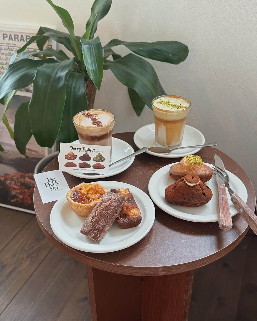 AYAさんのインスタグラム写真 - (AYAInstagram)「_ 京都で人気の焼き菓子屋さん @berry._.button   店内に入ると良い匂いがして それだけで幸せ空間🫧  お昼前に行ったらまだ種類もありました🍫 (土日とかは早めに売り切れるみたいです)  迷いに迷ったけどどれも外れなく 美味しかった〜 私的にはフィナンシェが推し！！  テイクアウト🥡も出来るので 手土産なんかにもオススメです✨  ここは何回でも行きたいなぁ🐻💛  エッグタルト　¥350 レモンマドレーヌ　¥350 ティラミスマドレーヌ　¥350 チュロスフィナンシェ　¥280 いちじくクリームチーズフィナンシェ　¥300 ピスタチオラテ　¥650 チョコレートラテ　¥650  #綾花ログ  #京都カフェ#京都cafe#韓国っぽカフェ#京都スイーツ#焼き菓子専門店」9月24日 10時39分 - a.y.hana_12o6