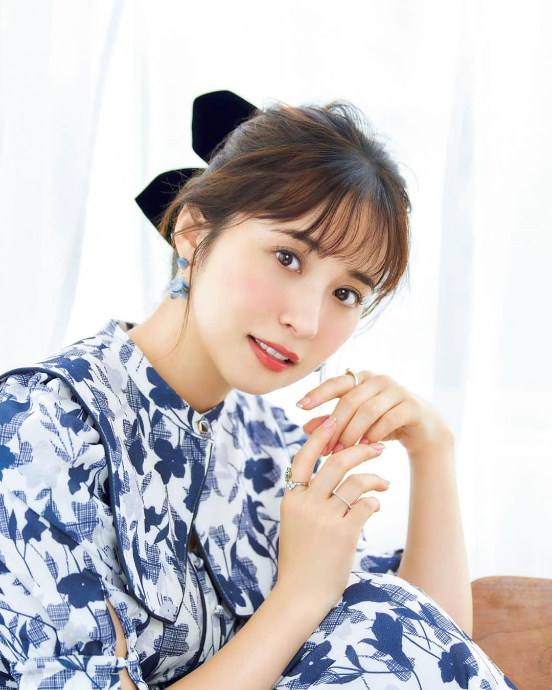 衛藤美彩のインスタグラム：「発売中の美人百花💐 メイクページ、ぜひご覧ください😌」