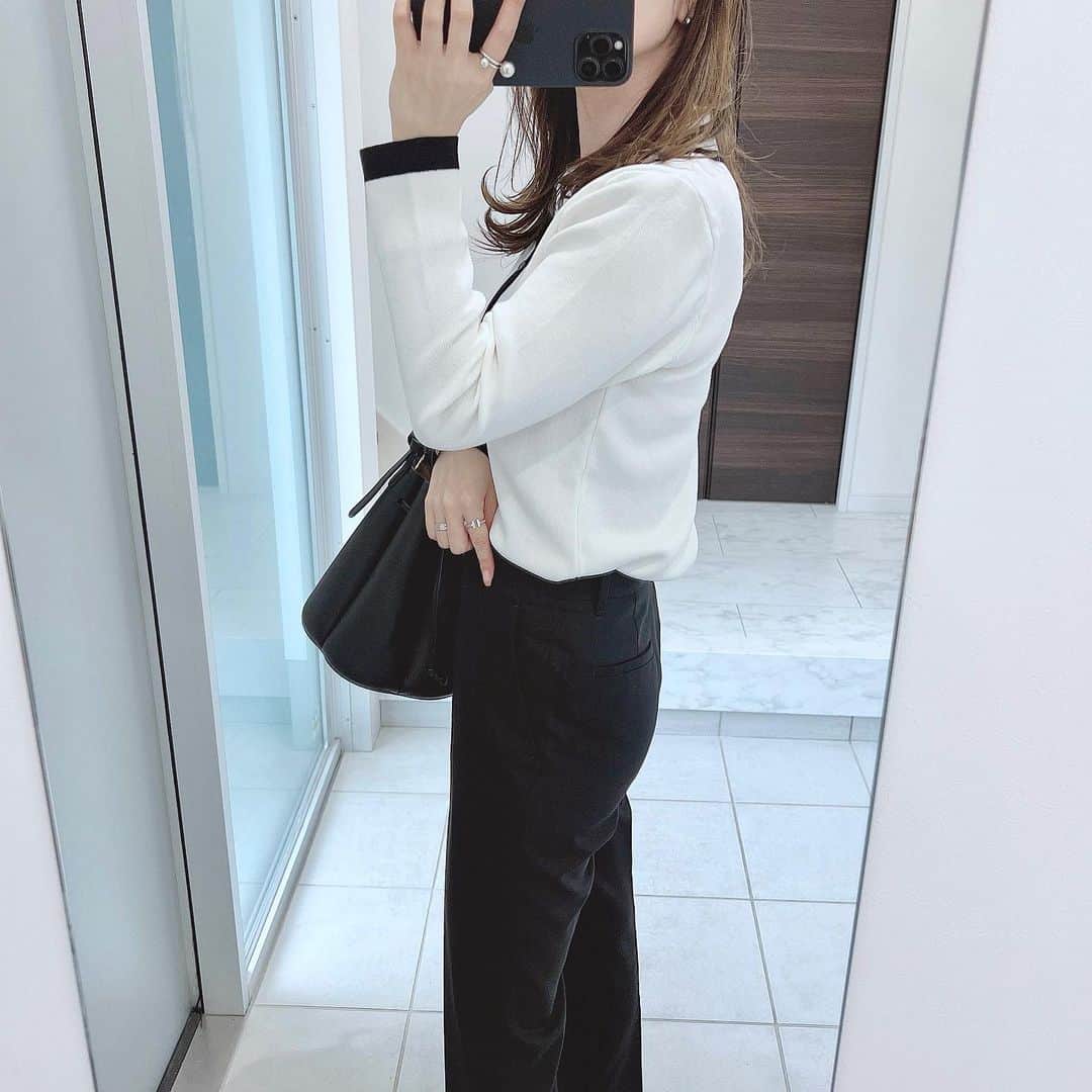 yukiさんのインスタグラム写真 - (yukiInstagram)「\ バインダー配色使い襟付きニット/ UNIQLOのパンツに合わせた 襟付きニットが可愛い〜☺️！ たまにはこんな感じのコーデも新鮮でいいな♥︎  ハイゲージのむちっとしたニット素材も コンパクトなサイズ感なのもあり細見えします✨  ハイウエストのデニムを合わせたり、 タイトスカートでグッとキレイめコーデにしたり カジュアルにもキレイめにも使えそう⸝⋆ ------------------------------------------------- ZOZOTOWNで1,000円OFFクーポンが出ているので ストーリーにリンク貼っておきます😊✨ ------------------------------------------------- 久々に家族全員、 これといった予定がない日曜日😚 ゆっくり寝られて最高ー♥︎ おかげで元気も出たし、 行きたいお店(食べ物屋さん)とか、 日用品のお買い物とか行ってこよ♡ 次男の髪が伸びてきたから 奇跡的に当日空いてた美容院も行ってきます〜✂︎ * knit @deuxamour_official #deuxamour pants #UNIQLO pumps #hm bag #polene * #ドゥーザムール#大人カジュアル#キレイめカジュアル#アラフォーコーデ#骨格ウェーブ#イエベコーデ#ootd#style#outfit#coordinate#simple#fashion#instafashion」9月24日 10時53分 - y.y.r.10