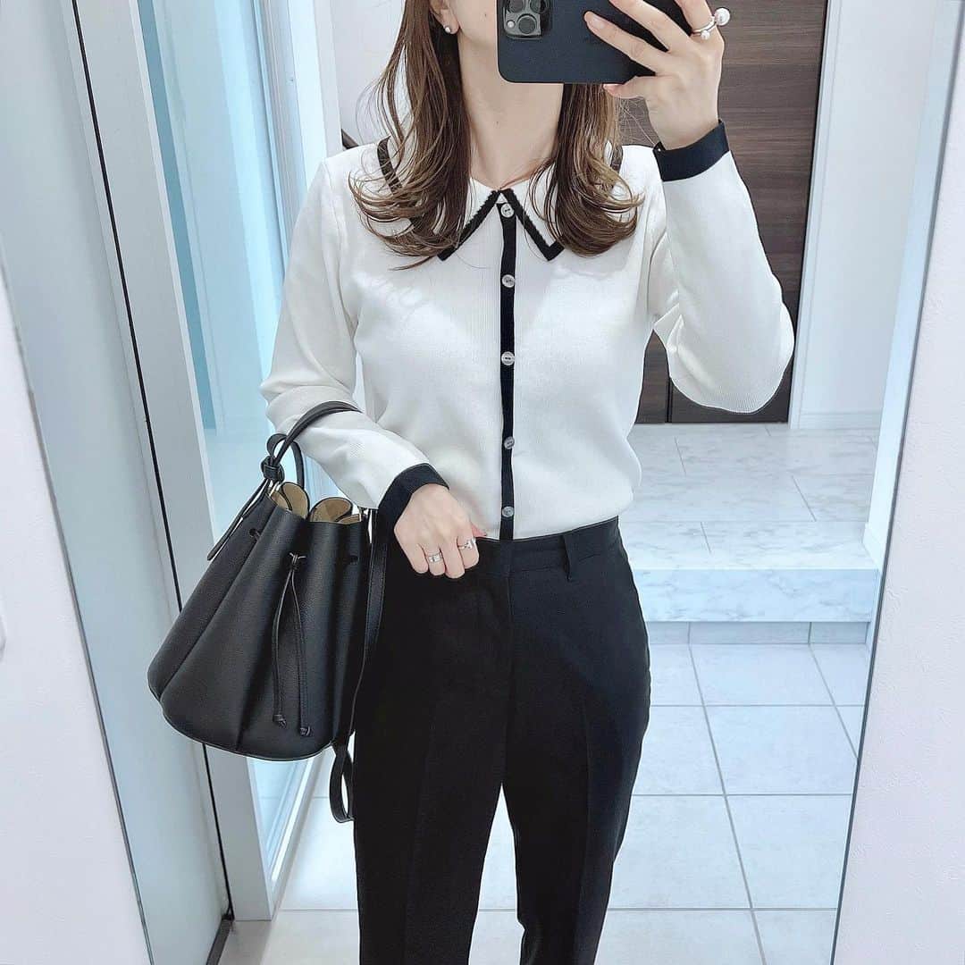 yukiさんのインスタグラム写真 - (yukiInstagram)「\ バインダー配色使い襟付きニット/ UNIQLOのパンツに合わせた 襟付きニットが可愛い〜☺️！ たまにはこんな感じのコーデも新鮮でいいな♥︎  ハイゲージのむちっとしたニット素材も コンパクトなサイズ感なのもあり細見えします✨  ハイウエストのデニムを合わせたり、 タイトスカートでグッとキレイめコーデにしたり カジュアルにもキレイめにも使えそう⸝⋆ ------------------------------------------------- ZOZOTOWNで1,000円OFFクーポンが出ているので ストーリーにリンク貼っておきます😊✨ ------------------------------------------------- 久々に家族全員、 これといった予定がない日曜日😚 ゆっくり寝られて最高ー♥︎ おかげで元気も出たし、 行きたいお店(食べ物屋さん)とか、 日用品のお買い物とか行ってこよ♡ 次男の髪が伸びてきたから 奇跡的に当日空いてた美容院も行ってきます〜✂︎ * knit @deuxamour_official #deuxamour pants #UNIQLO pumps #hm bag #polene * #ドゥーザムール#大人カジュアル#キレイめカジュアル#アラフォーコーデ#骨格ウェーブ#イエベコーデ#ootd#style#outfit#coordinate#simple#fashion#instafashion」9月24日 10時53分 - y.y.r.10