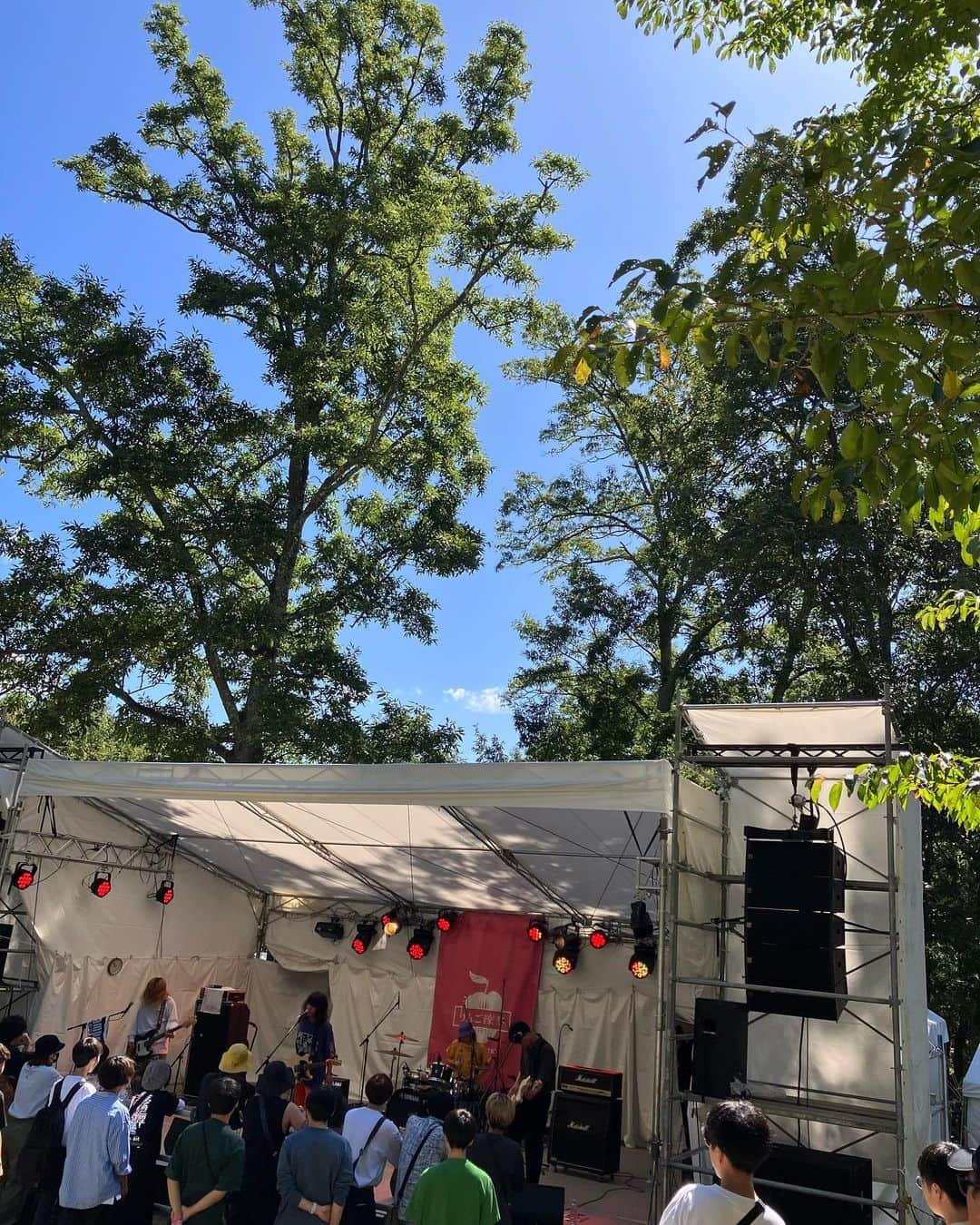 吉見佑子のインスタグラム：「りんご音楽祭　🍎ステージ　ここは松本、ユニクロが無くてびっくり、禁煙の店も見つからなくて寒くて昭和　このフェスにはヒットとは無縁でも身体中で音楽してるミュージシャンが溢れて。10年ぶり？あっこゴリラと再会❗️幸せそうだつた。」