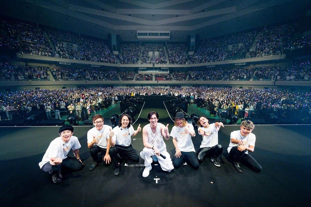 神宮司治さんのインスタグラム写真 - (神宮司治Instagram)「Dean Fujioka Live 2023 Stars of the Lid at 日本武道館 Deanくんのサポートはアジアツアー以来の4年振り🥁 10周年の武道館ライブで、また一緒に最高の景色を見る事が出来て嬉しかったな〜！！ 本番ギリギリまで最高のパフォーマンスを求めていったライブは、本人が驚くくらいあっという間に過ぎ去っていきました。 僕も気が付いたから「ヤバ！！もう最後の曲だ！！」ってなったからね😆 本当に1夜限りなのが残念なくらい素晴らしい1日でした。 これから更に進化していくんだろうね！！ 楽しみだな〜😊  #deanfujioka  #10周年  #starsofthelid  #日本武道館  #神宮司治 #ドラム」9月24日 10時54分 - ojro_men