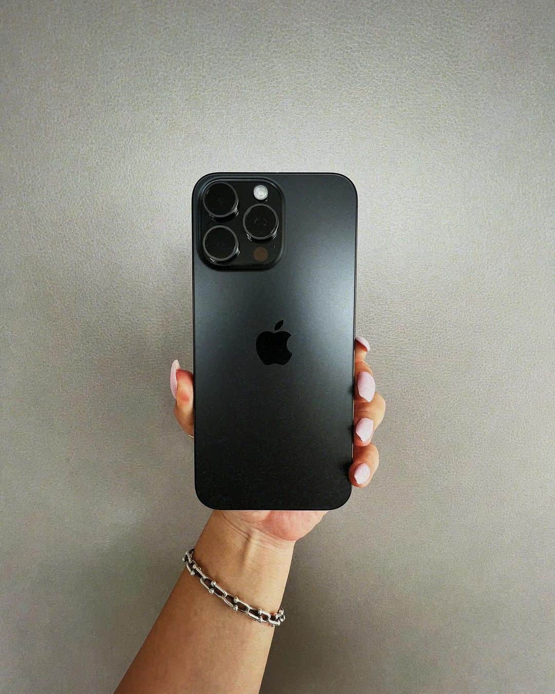 金子若菜のインスタグラム：「⠀ 携帯が20万以上する世界線😇  #iphone15promax」