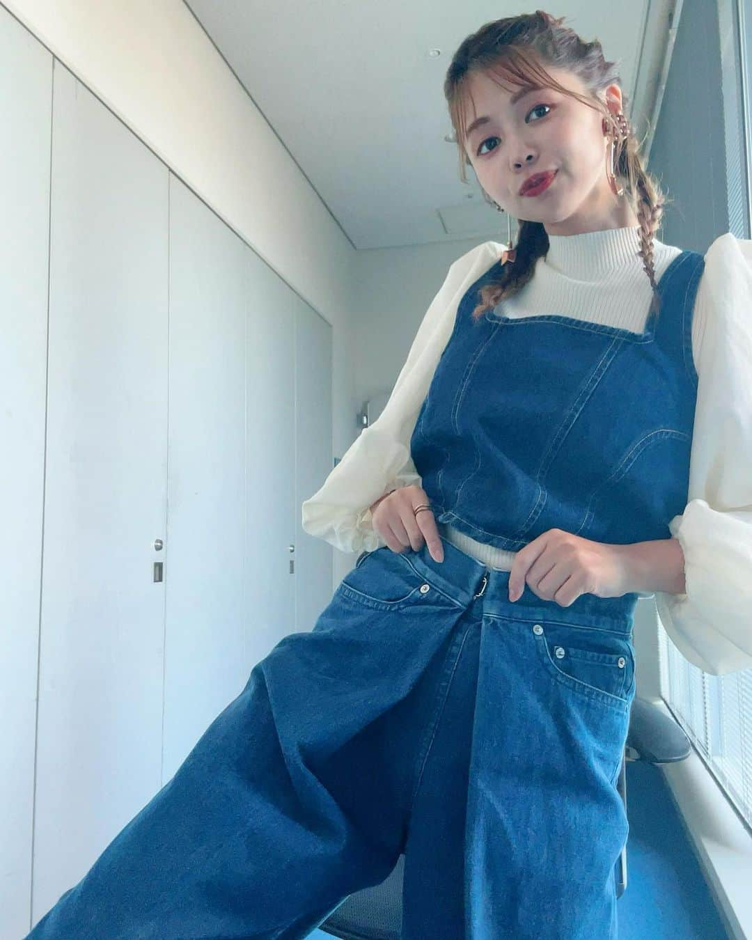 服部さやかのインスタグラム：「今日涼しいね〜〜〜  #デニムビスチェ #シフォンニット @naturalbeautybasic_official」