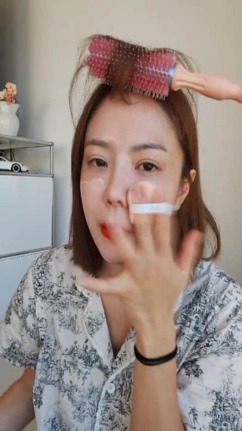ユ・ハナのインスタグラム：「립티커로 입술컬러 지워질까  신경안써도 되는 외출준비 ( feat. 어제 삼겹살을 얼굴로 먹은애 )」