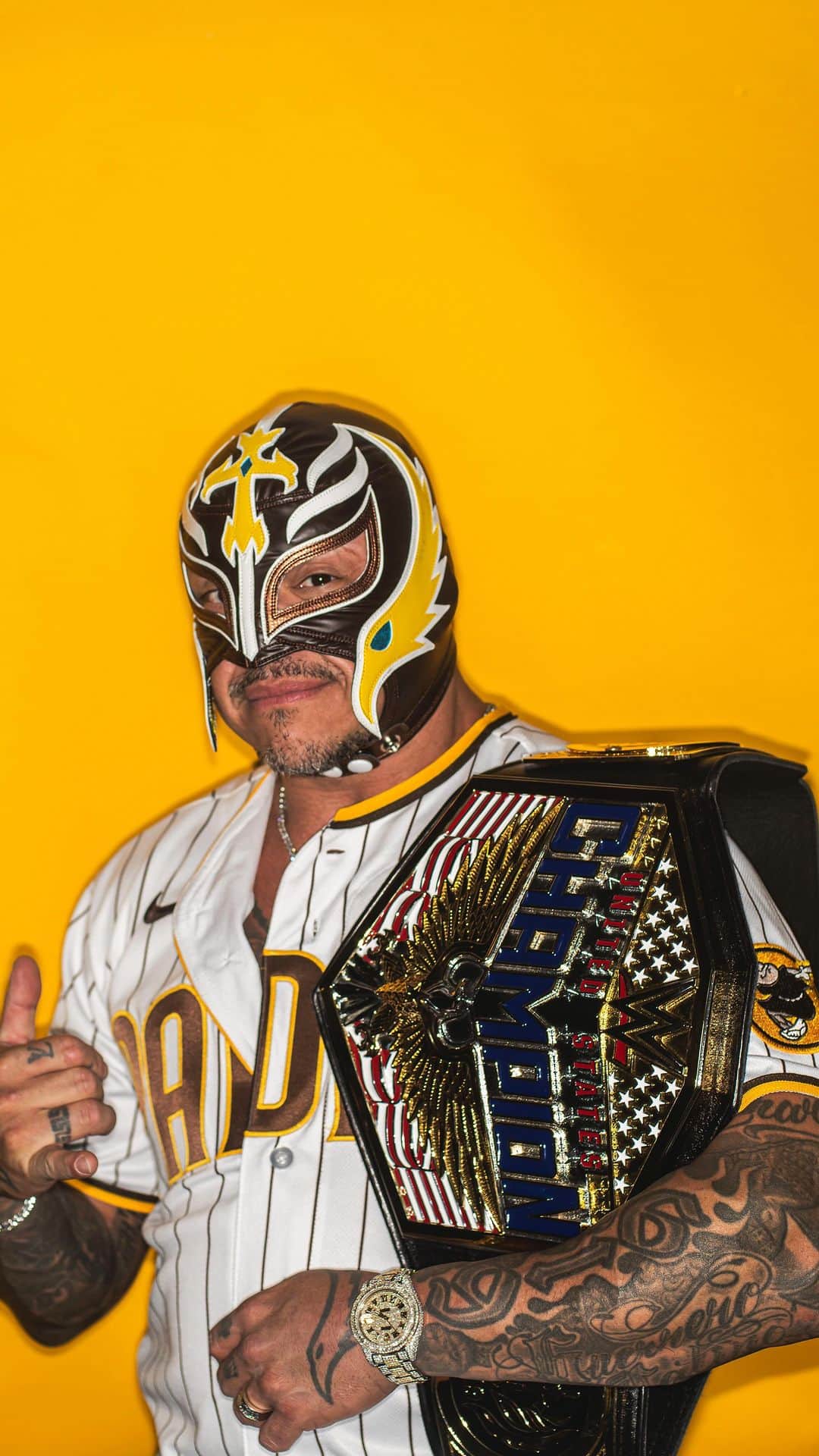 レイ・ミステリオ・ジュニアのインスタグラム：「BOOYAKA 619  Proud to have @wwe Hall of Famer, and San Diego’s own, @619iamlucha at today’s game 🙌」