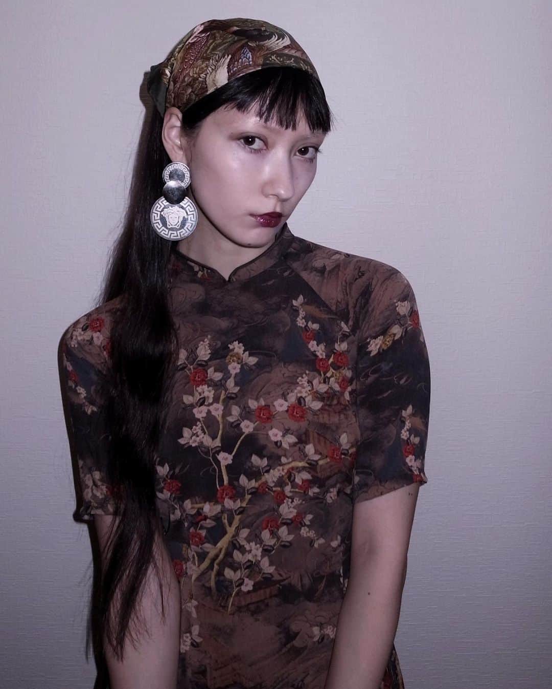 IA（アイエー）さんのインスタグラム写真 - (IA（アイエー）Instagram)「たまにアジアンな雰囲気も⚪︎🤍  ドレスはベトナムの #ハン市場 で作ってもらったよ！ 何百種類もある生地から自分で選んで サイズ測ってもらうの楽しかったなぁ。  もう一着作って貰えばよかったと後悔😩  3枚目はチベットのペンダント達！」9月24日 11時05分 - iaiaiaz5