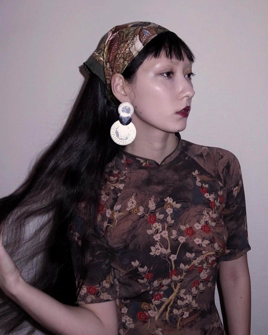 IA（アイエー）さんのインスタグラム写真 - (IA（アイエー）Instagram)「たまにアジアンな雰囲気も⚪︎🤍  ドレスはベトナムの #ハン市場 で作ってもらったよ！ 何百種類もある生地から自分で選んで サイズ測ってもらうの楽しかったなぁ。  もう一着作って貰えばよかったと後悔😩  3枚目はチベットのペンダント達！」9月24日 11時05分 - iaiaiaz5