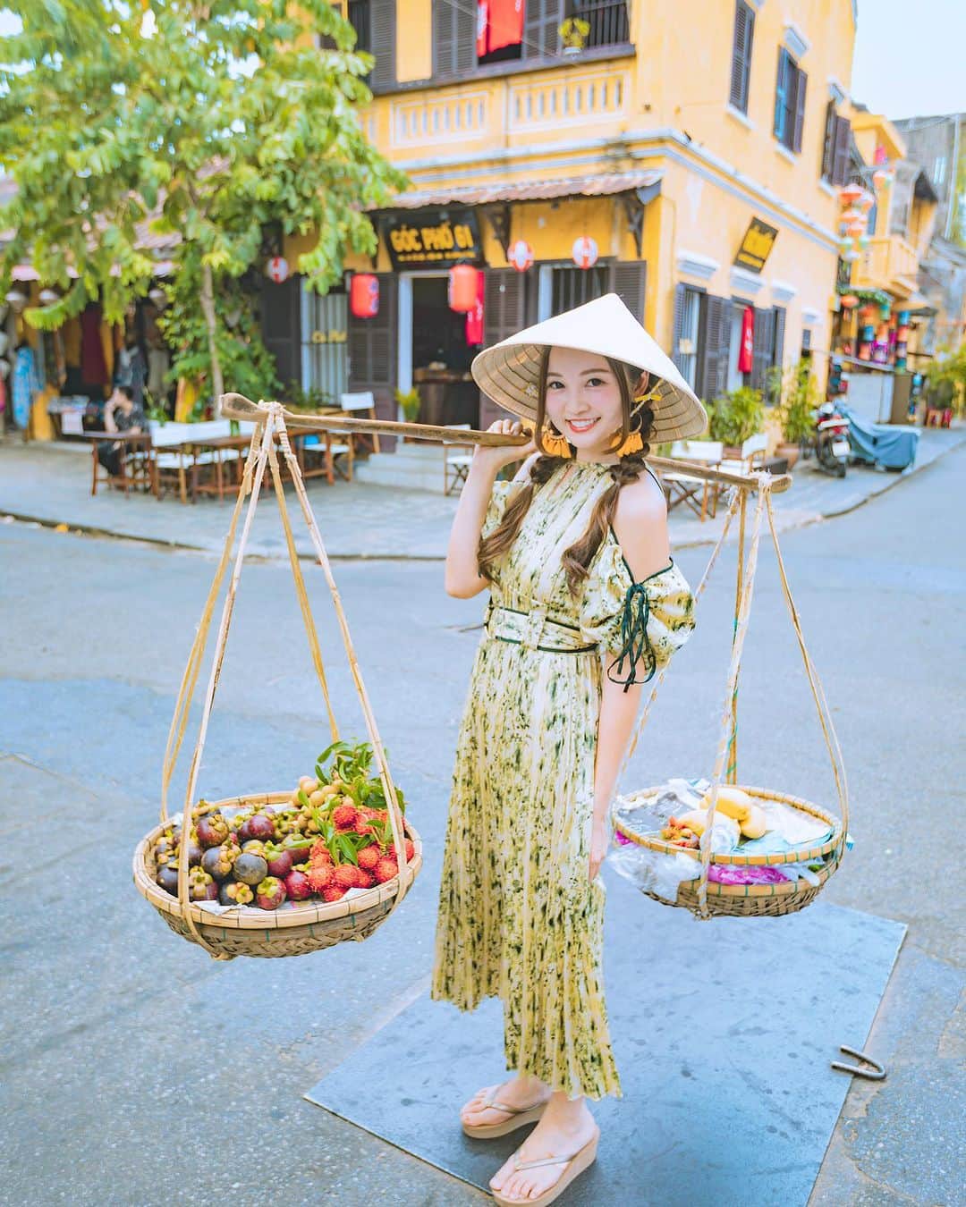 ももせゆきさんのインスタグラム写真 - (ももせゆきInstagram)「Vietnam🇻🇳trip photo   location📍Hoi an  ベトナム旅行編スタート🇻🇳 ホイアンの街で出会った素敵なお母さんと記念撮影📷´- このフルーツが乗ってる天秤棒を持たせてもらったら重すぎて肩もげるかと思った🥹  3枚目はiPhone photo📱 ・ ・ 🏷 #vietnamtravel #vietnam  #ベトナム旅行 #ベトナム#ベトナム観光  #ホイアン #hoian #hoiantrip  #hoiantravel #visitvietnam  #travelphotography  #instavietnam  #explorevietnam  #vietnamairlines  #hoianancienttown #hộian  #海外旅行 #海外旅行好きな人と繋がりたい  #genic_mag #retrip_global   #カメラ女子 #カメラ好きな人と繋がりたい  #ファインダー越しの私の世界  #女子旅 #タビジョ#discovervietnam  #traveltheworld #luxuryescaping」9月24日 11時10分 - momoyu1125