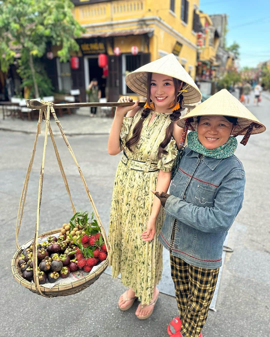 ももせゆきさんのインスタグラム写真 - (ももせゆきInstagram)「Vietnam🇻🇳trip photo   location📍Hoi an  ベトナム旅行編スタート🇻🇳 ホイアンの街で出会った素敵なお母さんと記念撮影📷´- このフルーツが乗ってる天秤棒を持たせてもらったら重すぎて肩もげるかと思った🥹  3枚目はiPhone photo📱 ・ ・ 🏷 #vietnamtravel #vietnam  #ベトナム旅行 #ベトナム#ベトナム観光  #ホイアン #hoian #hoiantrip  #hoiantravel #visitvietnam  #travelphotography  #instavietnam  #explorevietnam  #vietnamairlines  #hoianancienttown #hộian  #海外旅行 #海外旅行好きな人と繋がりたい  #genic_mag #retrip_global   #カメラ女子 #カメラ好きな人と繋がりたい  #ファインダー越しの私の世界  #女子旅 #タビジョ#discovervietnam  #traveltheworld #luxuryescaping」9月24日 11時10分 - momoyu1125