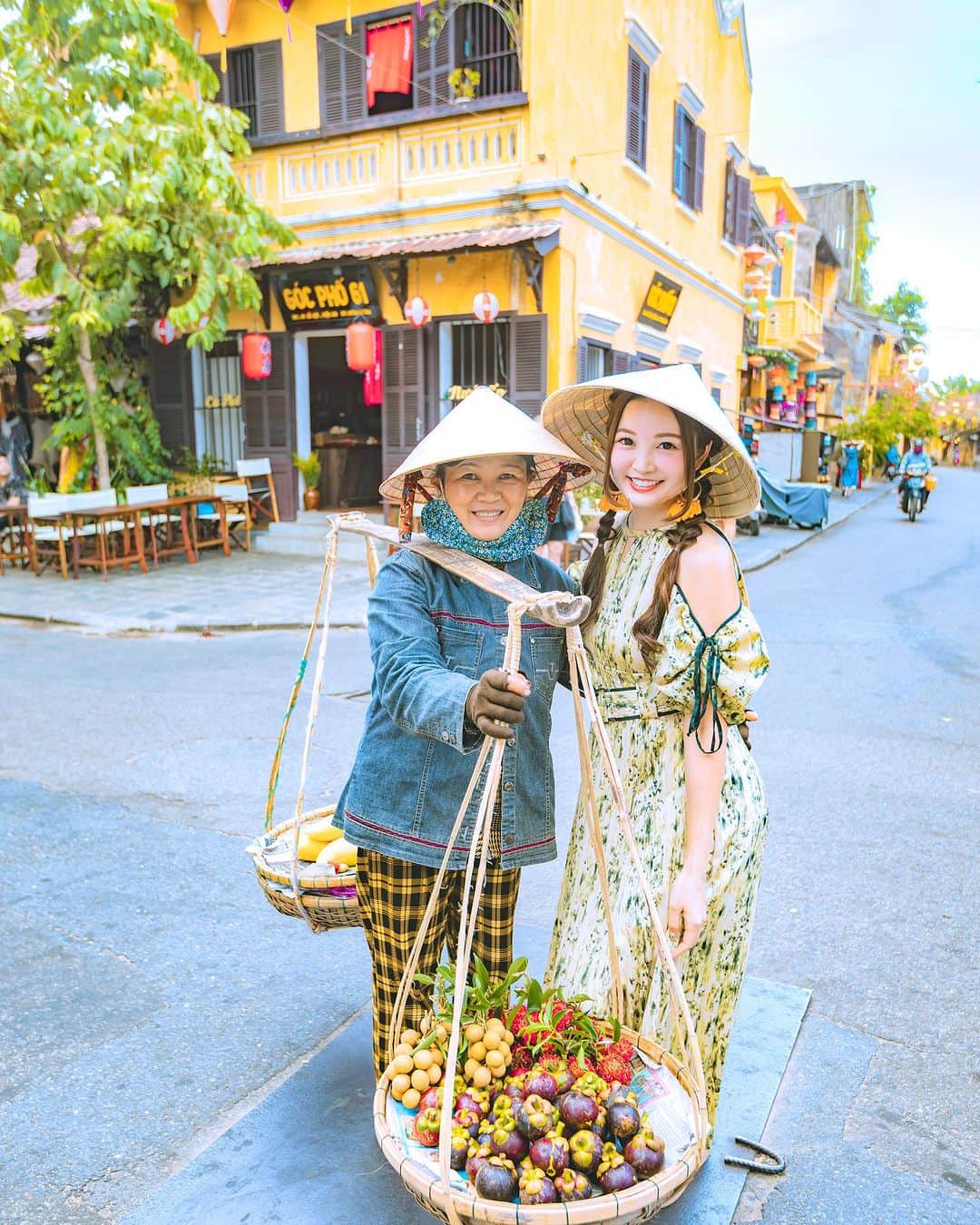 ももせゆきのインスタグラム：「Vietnam🇻🇳trip photo   location📍Hoi an  ベトナム旅行編スタート🇻🇳 ホイアンの街で出会った素敵なお母さんと記念撮影📷´- このフルーツが乗ってる天秤棒を持たせてもらったら重すぎて肩もげるかと思った🥹  3枚目はiPhone photo📱 ・ ・ 🏷 #vietnamtravel #vietnam  #ベトナム旅行 #ベトナム#ベトナム観光  #ホイアン #hoian #hoiantrip  #hoiantravel #visitvietnam  #travelphotography  #instavietnam  #explorevietnam  #vietnamairlines  #hoianancienttown #hộian  #海外旅行 #海外旅行好きな人と繋がりたい  #genic_mag #retrip_global   #カメラ女子 #カメラ好きな人と繋がりたい  #ファインダー越しの私の世界  #女子旅 #タビジョ#discovervietnam  #traveltheworld #luxuryescaping」