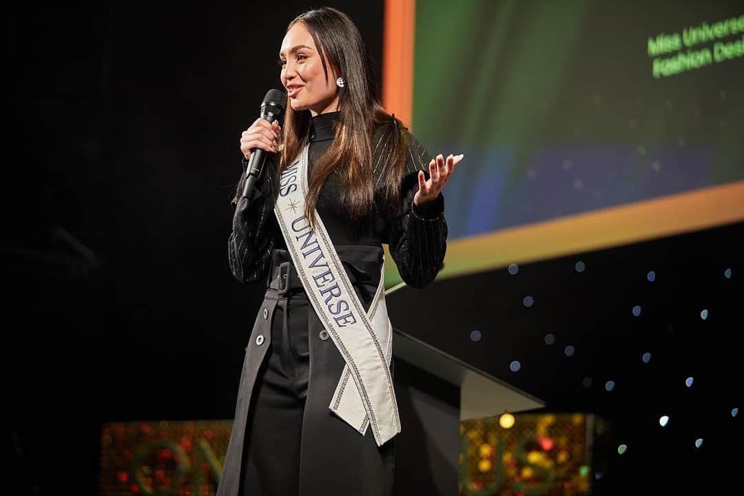 イリス・ミトゥネールのインスタグラム：「Thank you @hultprize for the opportunity to be your keynote speaker at this year's finals in Paris. I was able to share my journey as Miss Universe and advocating for sustainable fashion.  What an inspiring day to be in the room with many trail blazers of social enterprises that are working hard to make the fashion clothing industry more environmentally conscious. #sustainablefashion #hultprize  📸: @greg_caparell」