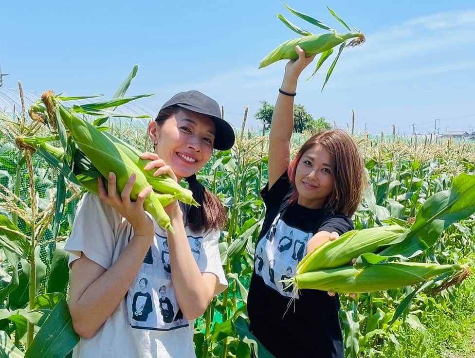 滝沢沙織さんのインスタグラム写真 - (滝沢沙織Instagram)「こんにちは😊✨毎年夏恒例、兵庫県に住んでいる仲良しのおわちゃん宅に遊びに行った時、バーベキューをしたり農園に収穫へ行ったり、楽しい思い出がいっぱい❤️ 収穫に行った農園　@harukaze.nouen のお野菜もとっても美味しくて、また遊び行った時には違うお野菜と出会えるのも楽しみだなぁ💕 双子ちゃんにも癒されたし、また会いたいっ😘 YouTube『滝沢沙織の部屋』にもそんな様子をアップしていますので、お時間ありましたら是非ご覧下さいませ〜😆✨ #滝沢沙織 #兵庫県 #おわちゃん #バーベキュー #農園 #夏野菜収穫 #とうもろこし #ホイップコーン @harukaze.nouen  #はるかぜ農園」9月24日 11時10分 - saori_takizawa.official
